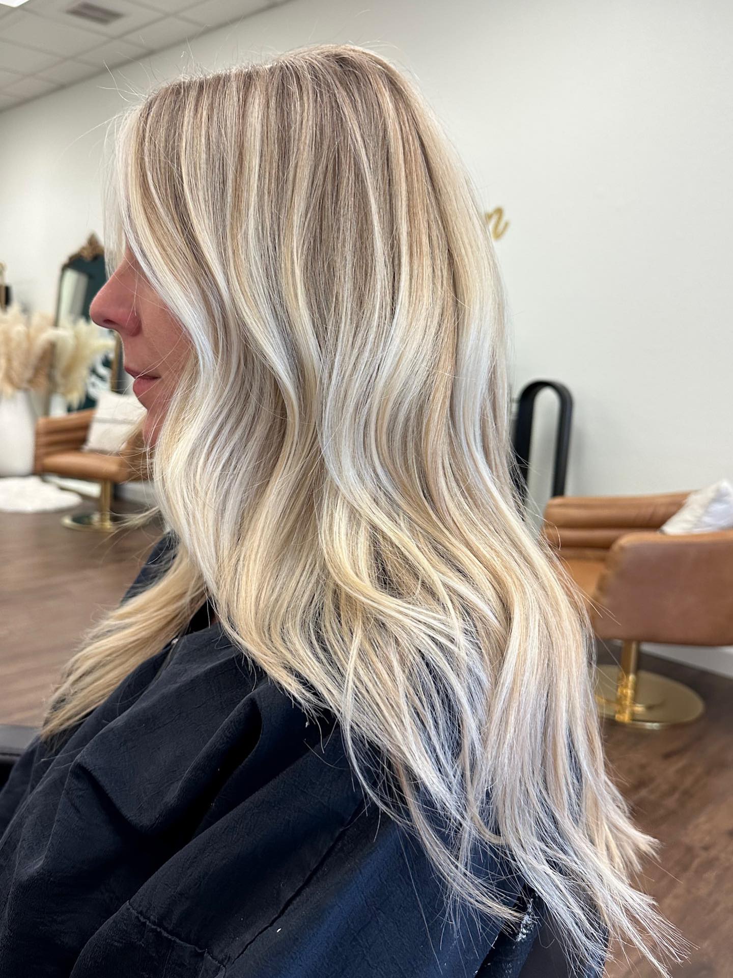 Chic Creamy Blonde Wave with Delicate Lowlight Transition