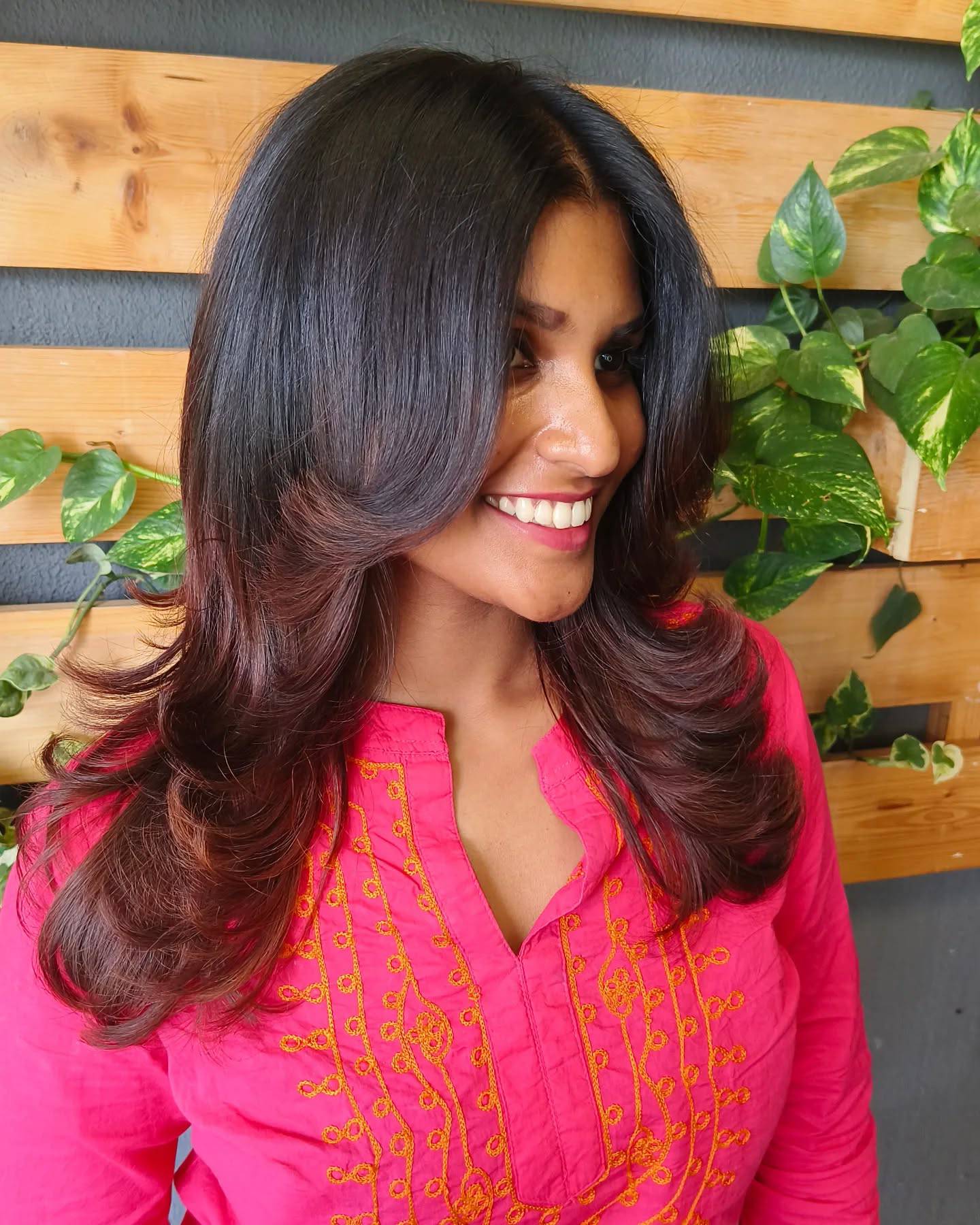 Dynamic Mid-Length Hair with Flattering Volume and Rich Color
