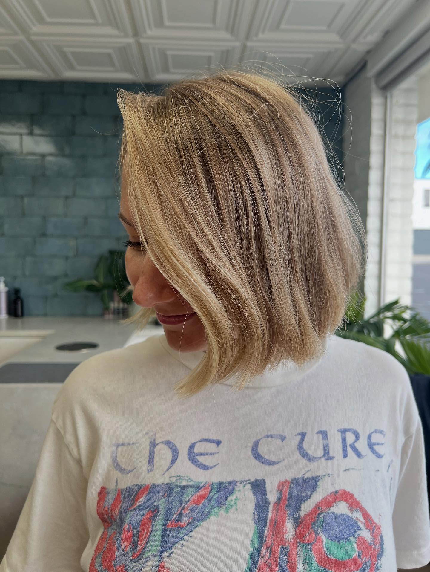 Effortless Golden Blonde Lob with Subtle Waves