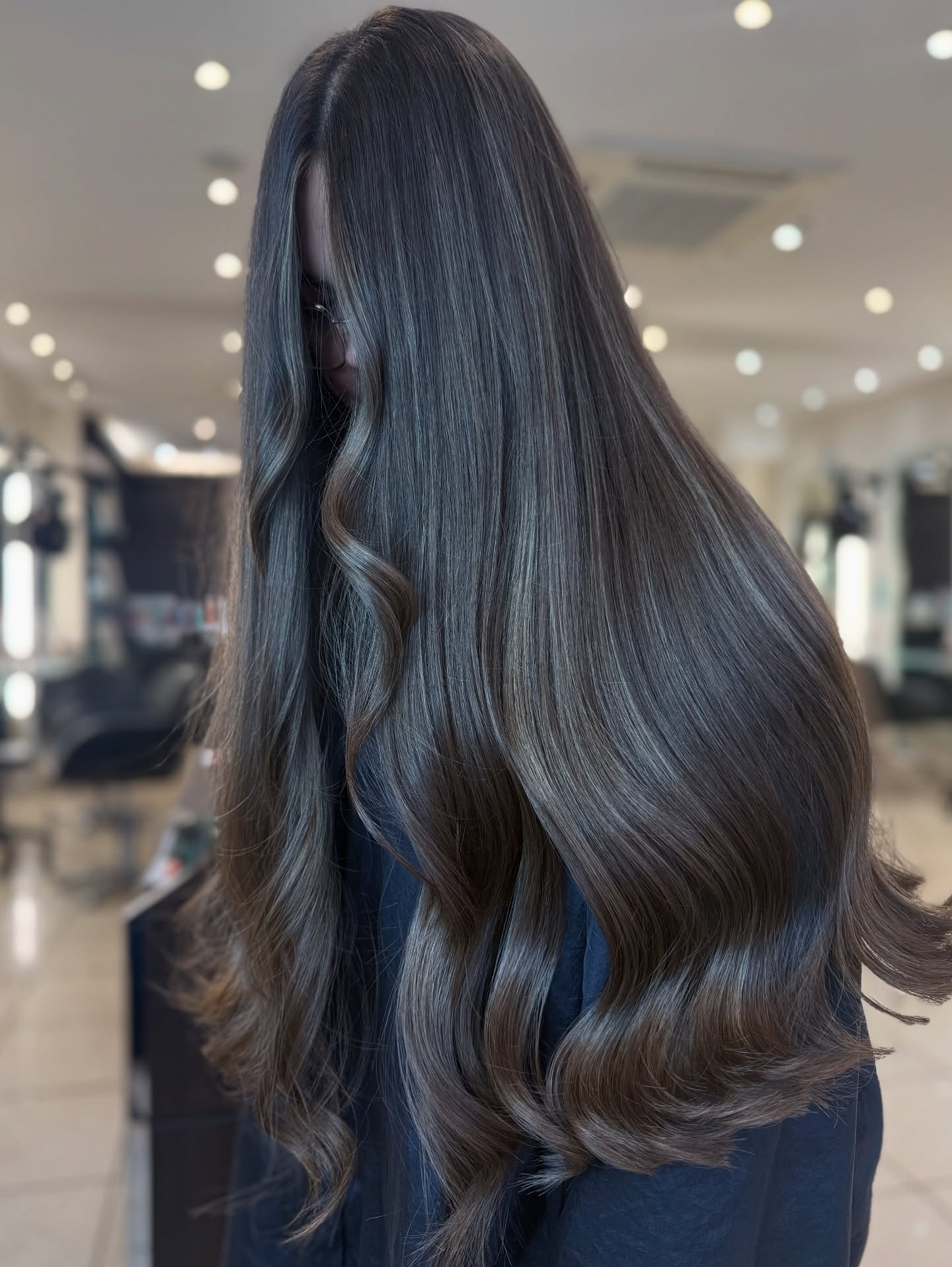Elegant Bronde Cascade with Soft Waves