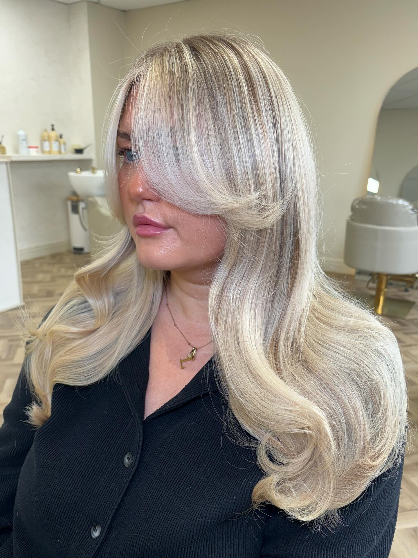 Flowing Ash-Blonde Waves with Precision Cut Layers