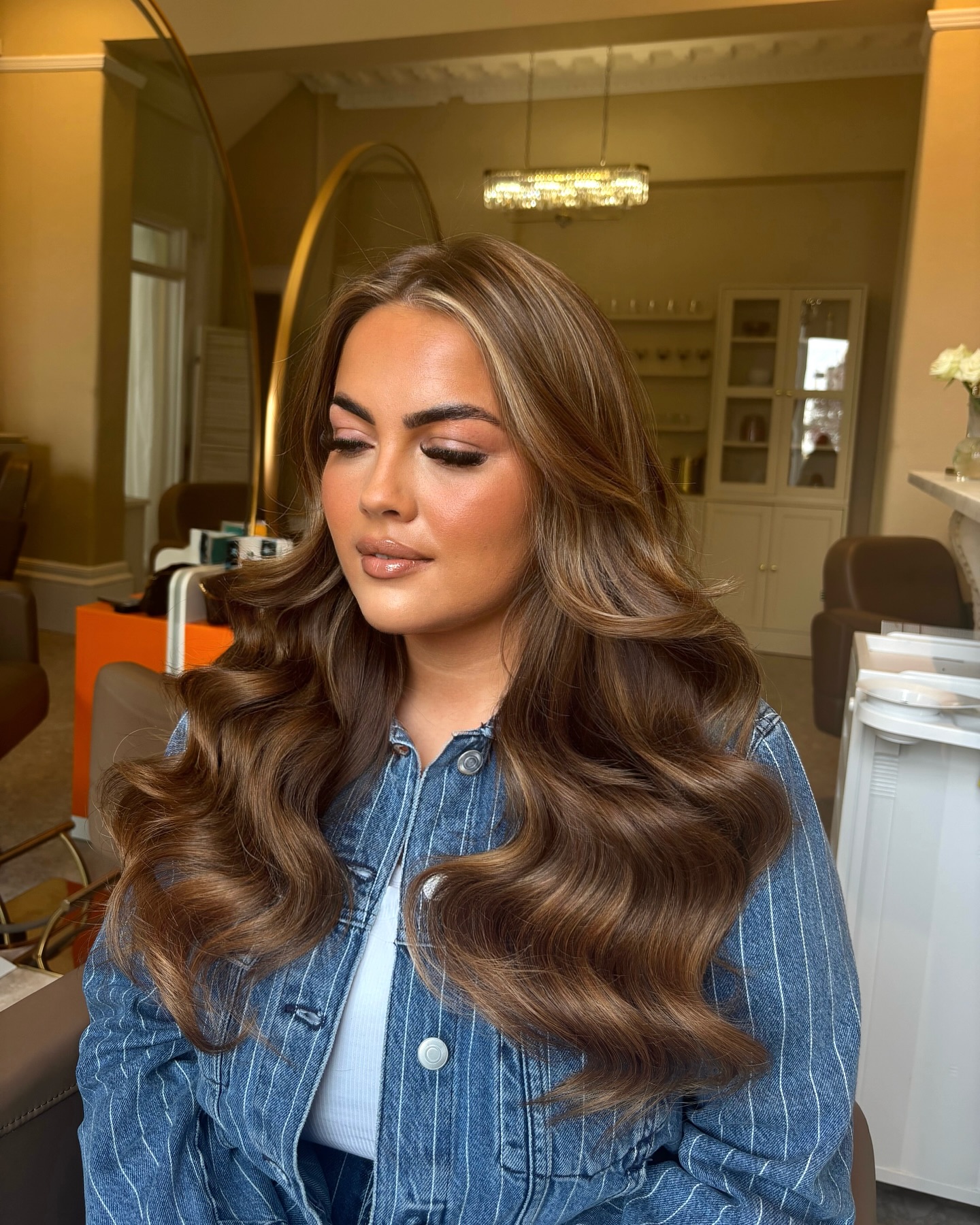 Glamorous Flowing Waves with Subtle Highlights