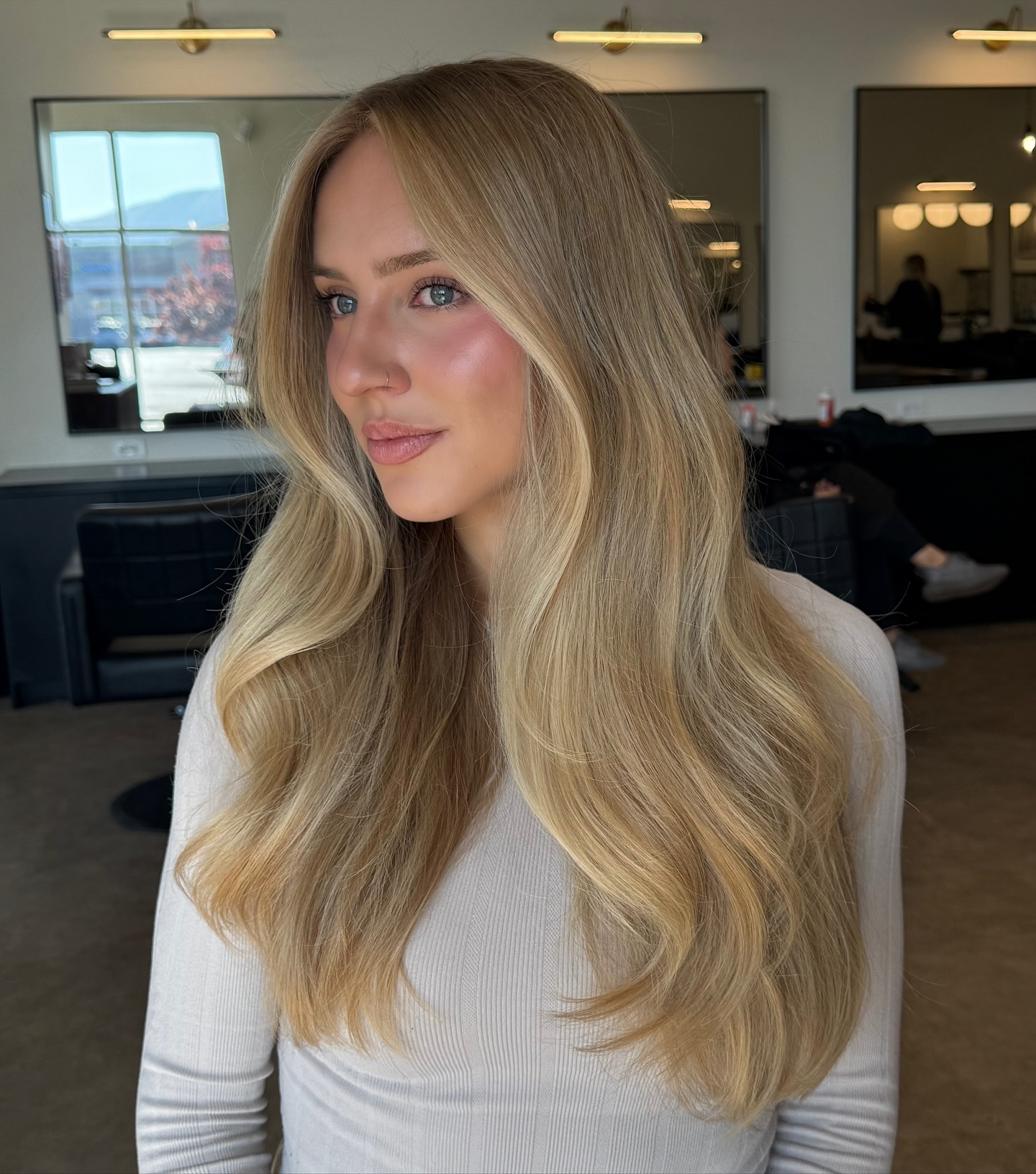 Glossy Champagne Waves with Seamless Layers