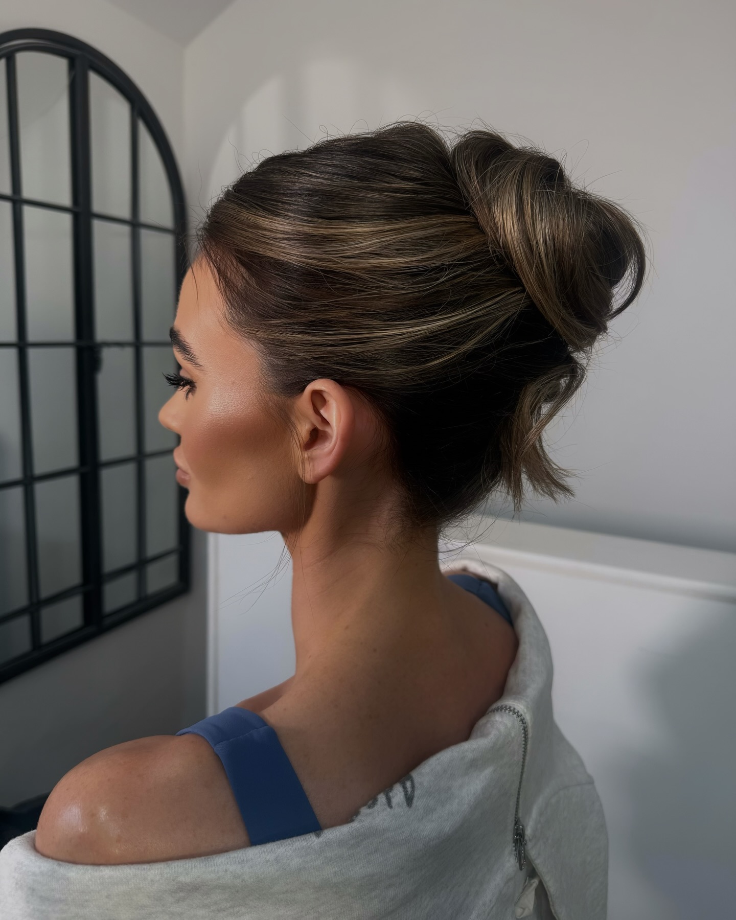 Modern Twisted Knot with Glossy Highlights