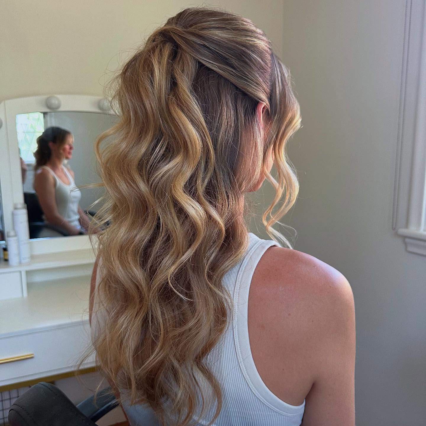 Soft Golden Waves with Delicate Side Pin