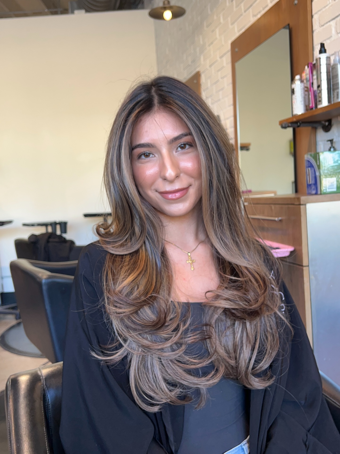 Voluminous Bronde Layers with Face-Framing Highlights