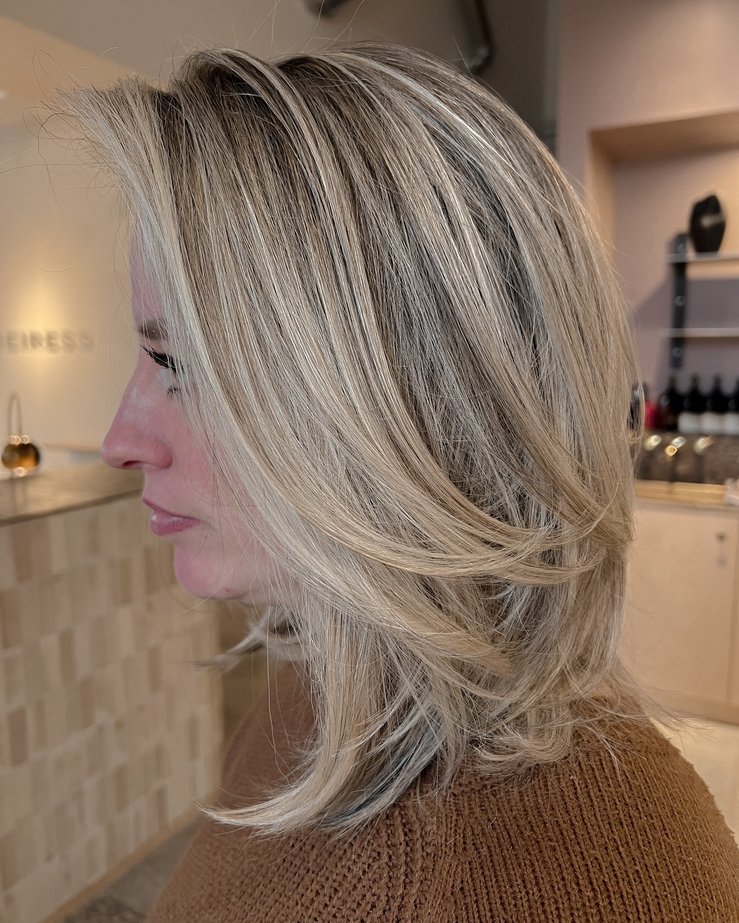 Chic Layered Mid-Length Bob with Soft Highlights