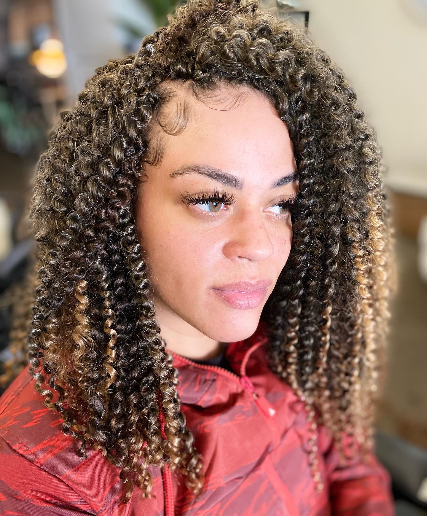 Dynamic Curly Layers with Subtle Highlights