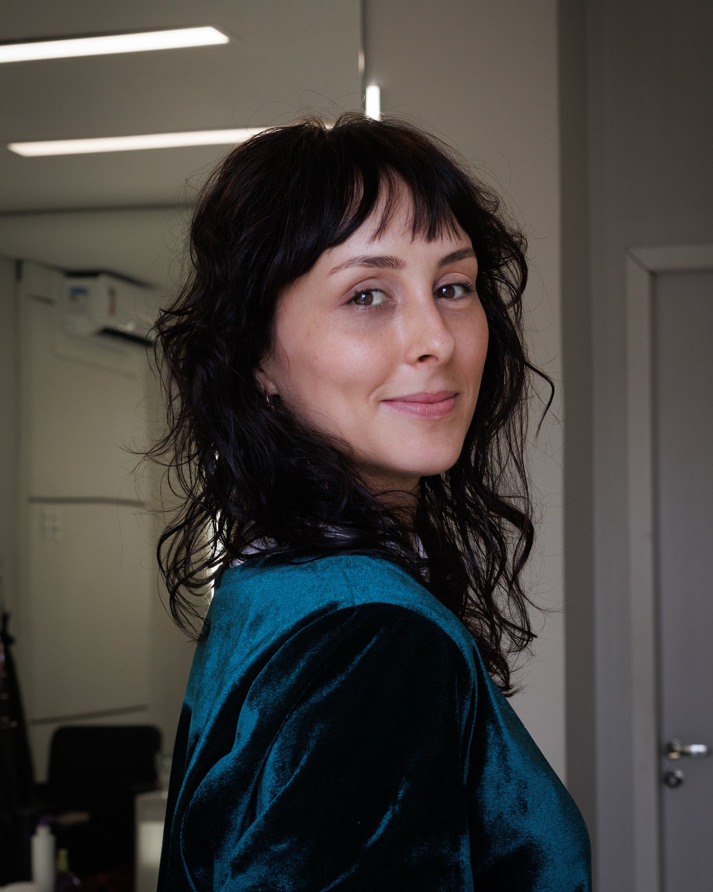 Effortlessly Chic Mid-Length Shag with Soft Bangs