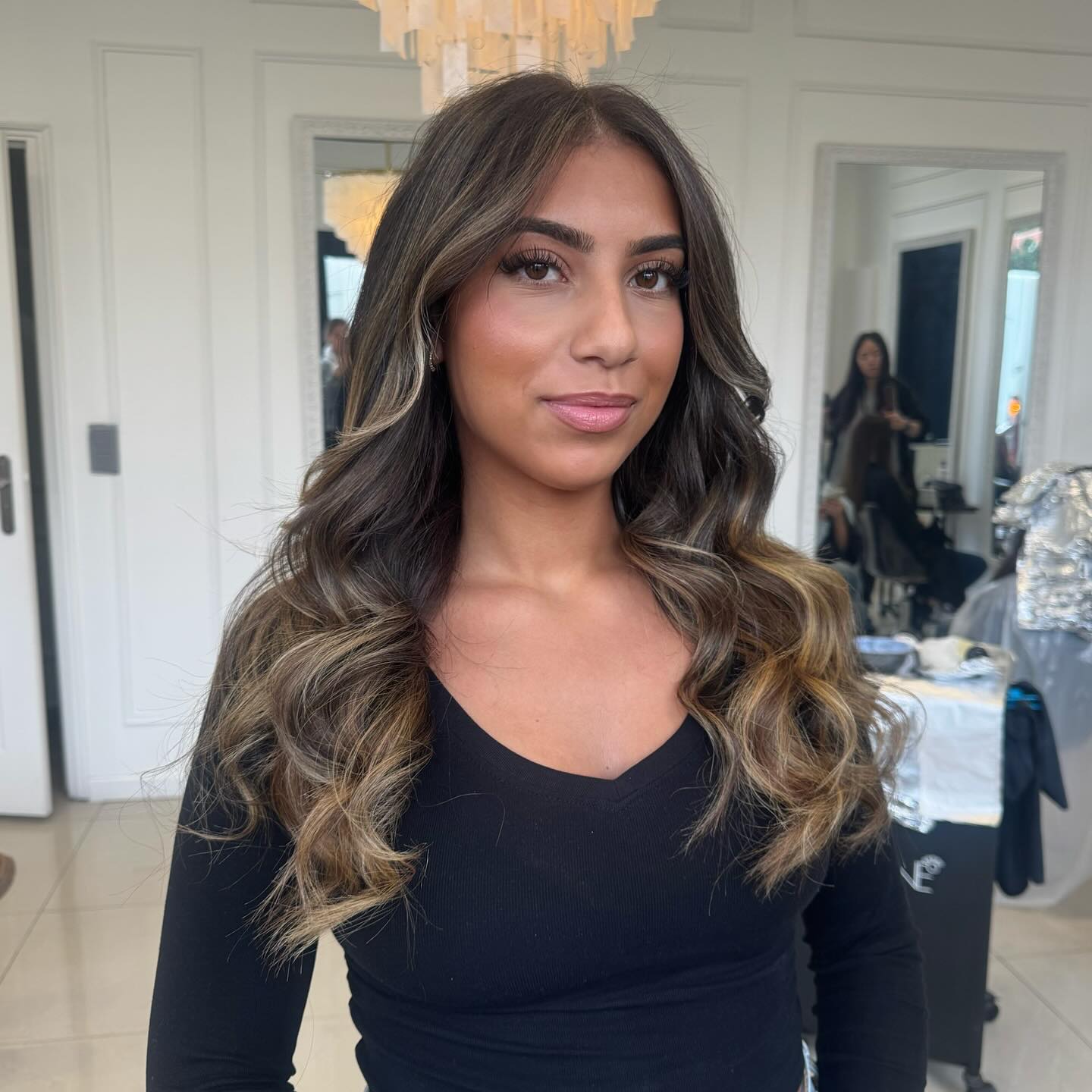 Elegant Soft Brunette Waves with Face-Framing Highlights
