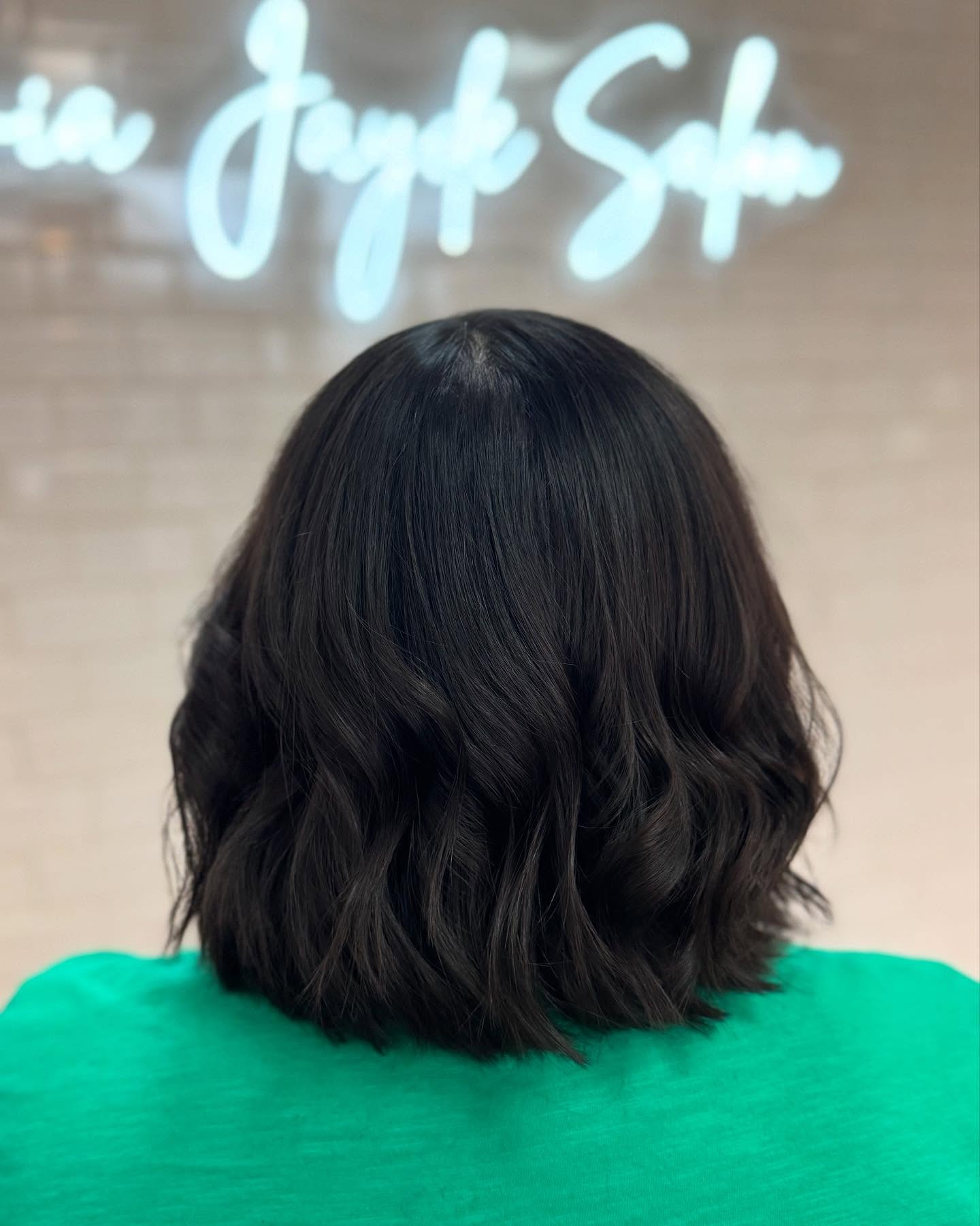 Layered Mid-Length Bob with Soft Waves