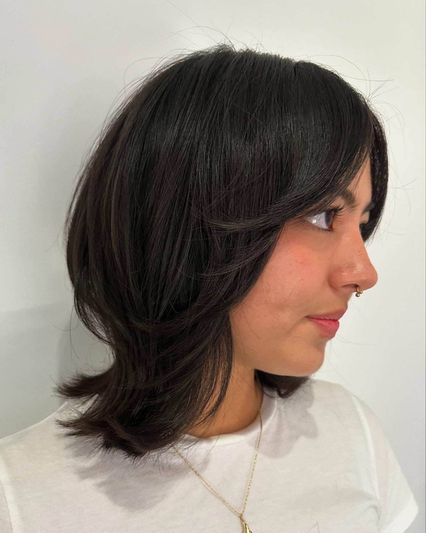 Trendy Layered Mid-Length Bob with Subtle Movement