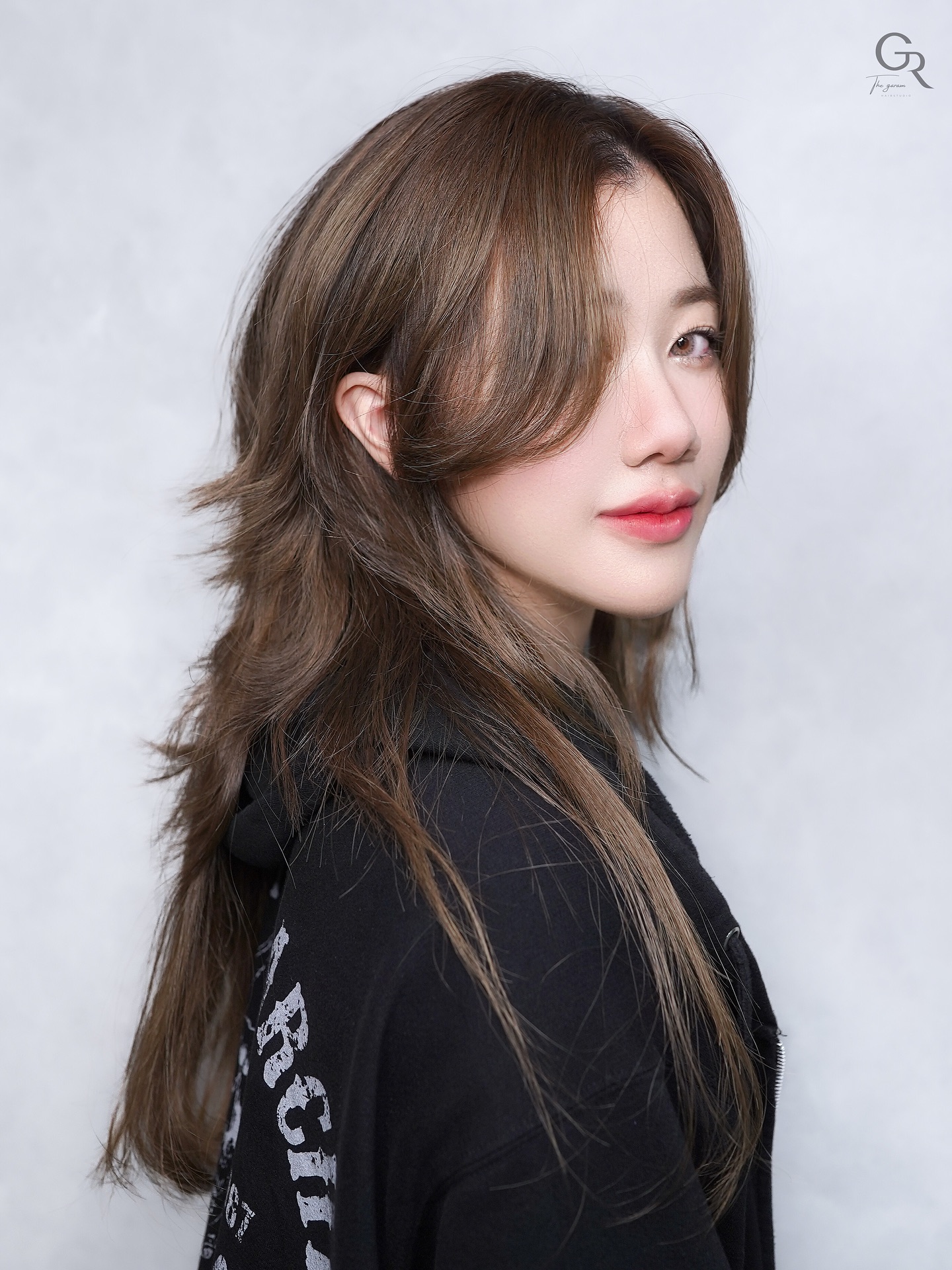 Chic Bronzed Chestnut Waves with Multi-Layered Texture
