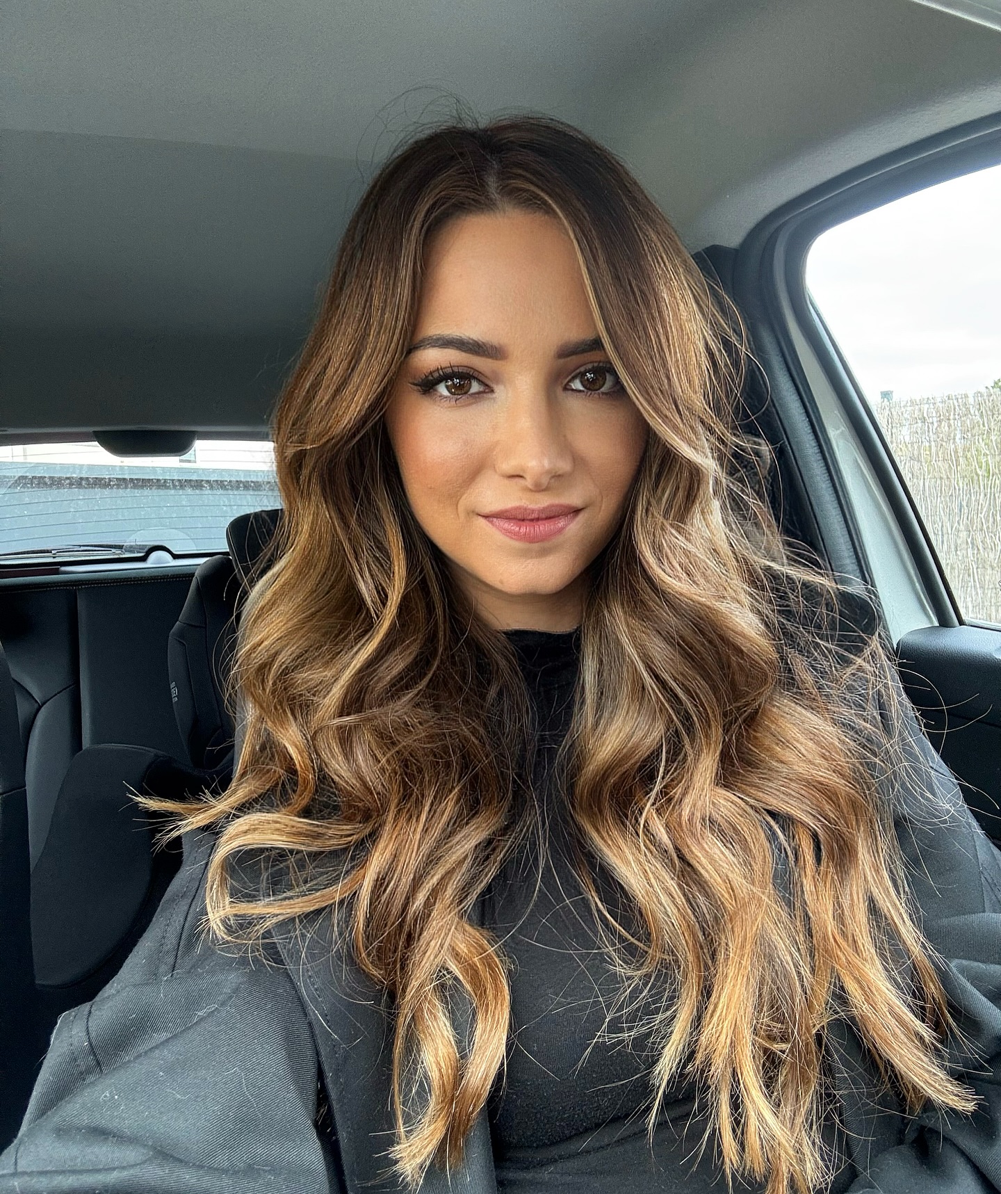 Effortlessly Elegant Brunette Waves with Golden Highlights