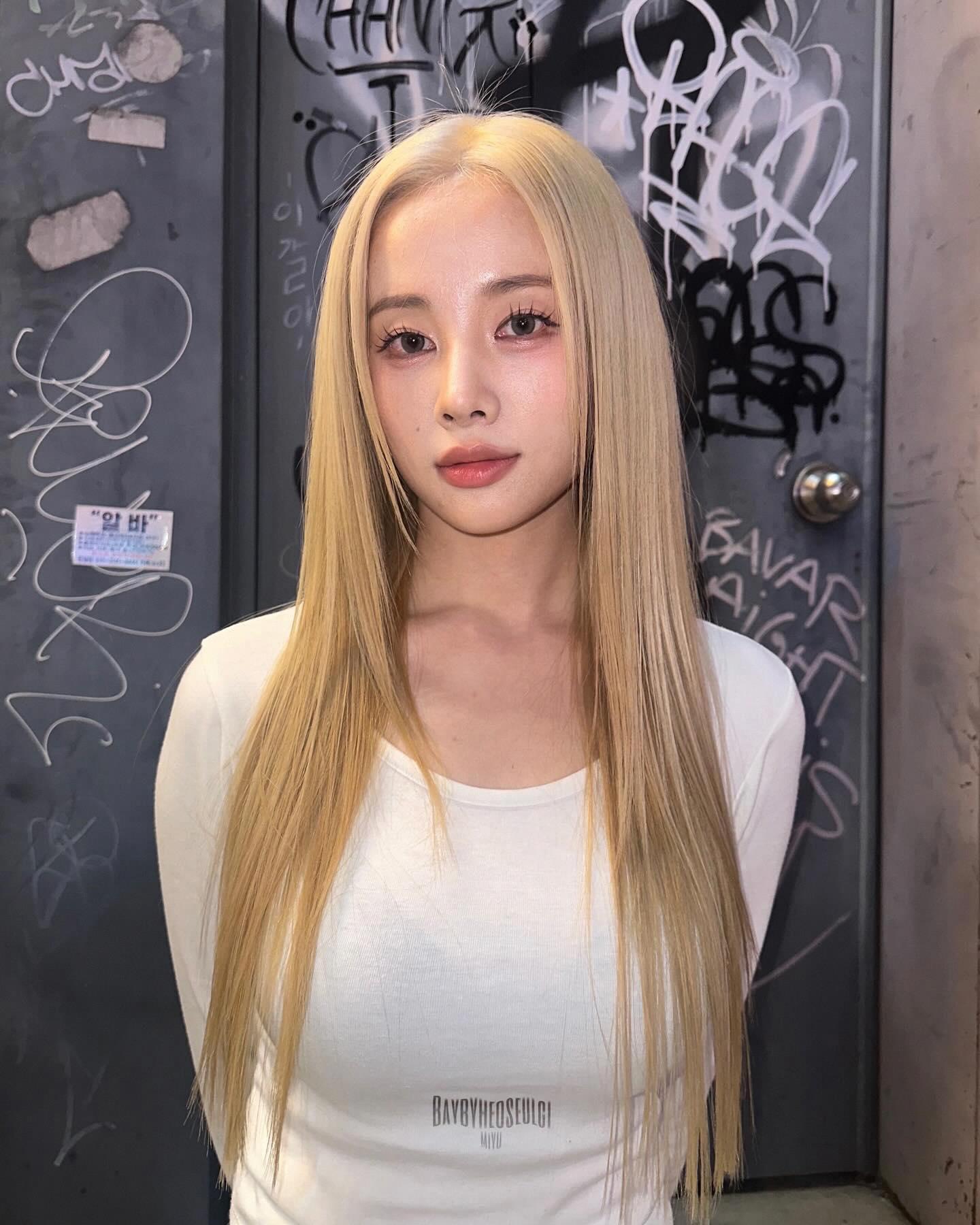 Light Blonde Silky Straight Strands with Subtle Layers