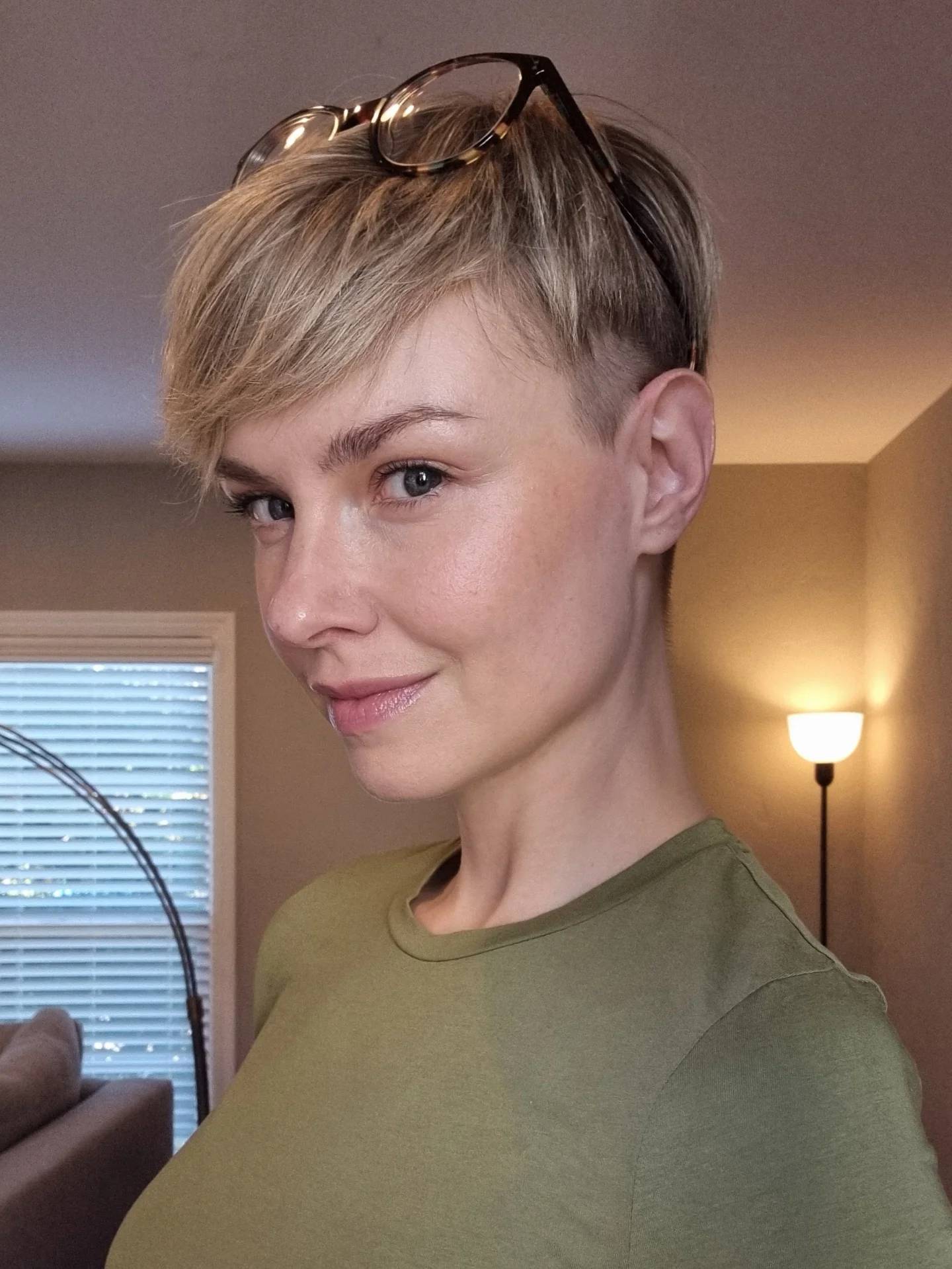 Trendy Short Pixie Cut with Soft Side-Swept Bangs