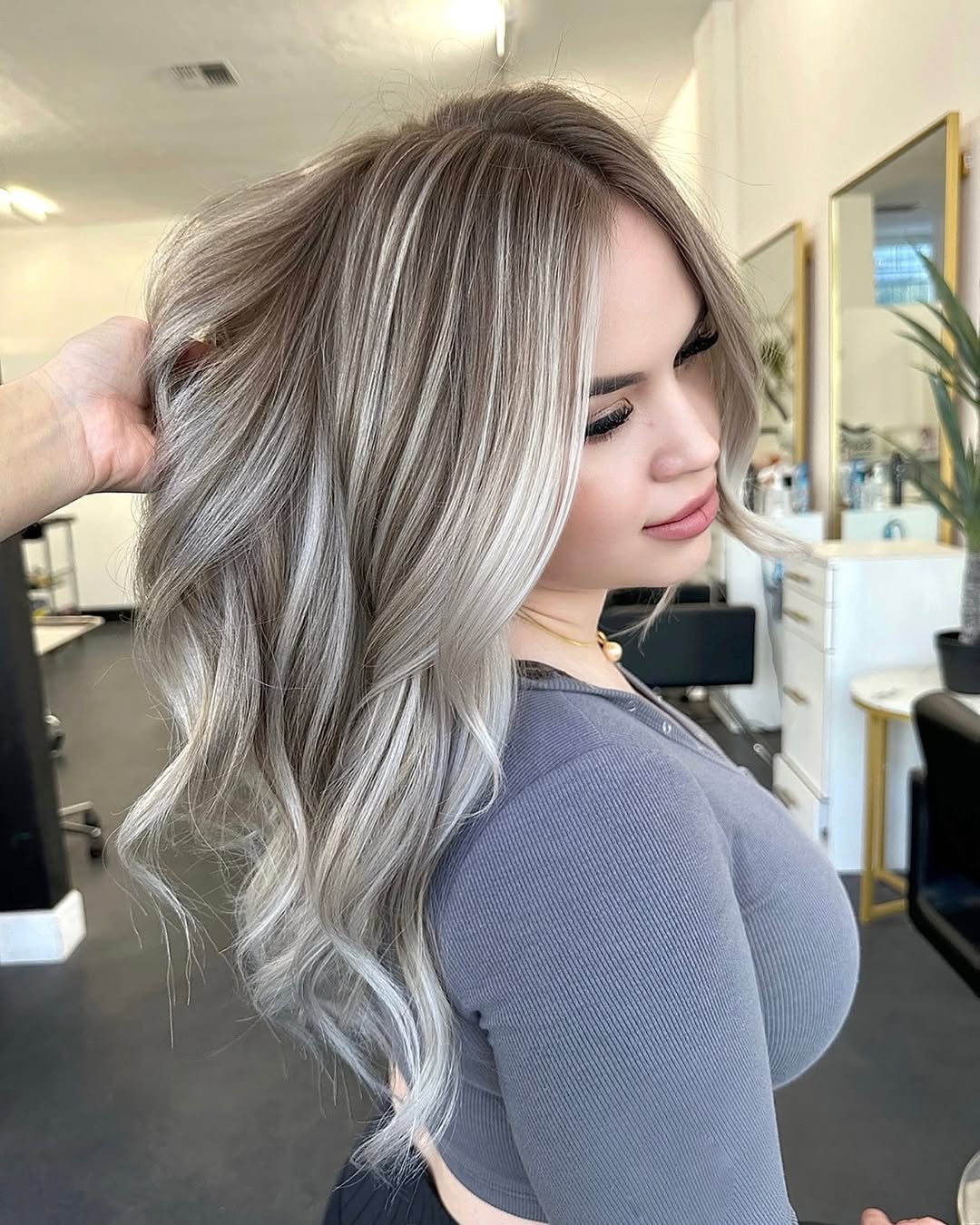 Soft Silver Layered Waves with Distinctive Lowlights