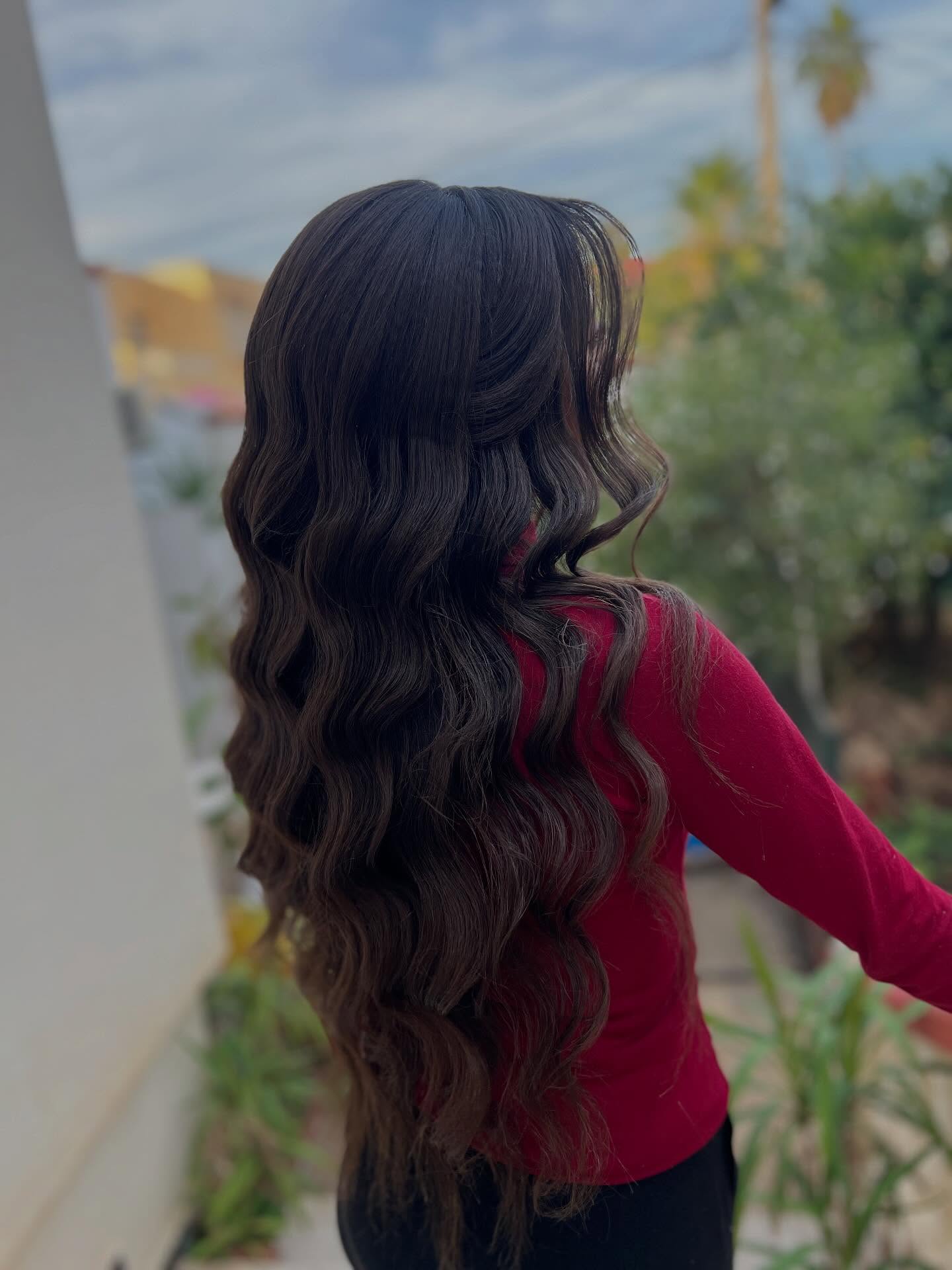 Elegant Long Wavy Layers with Soft Movement