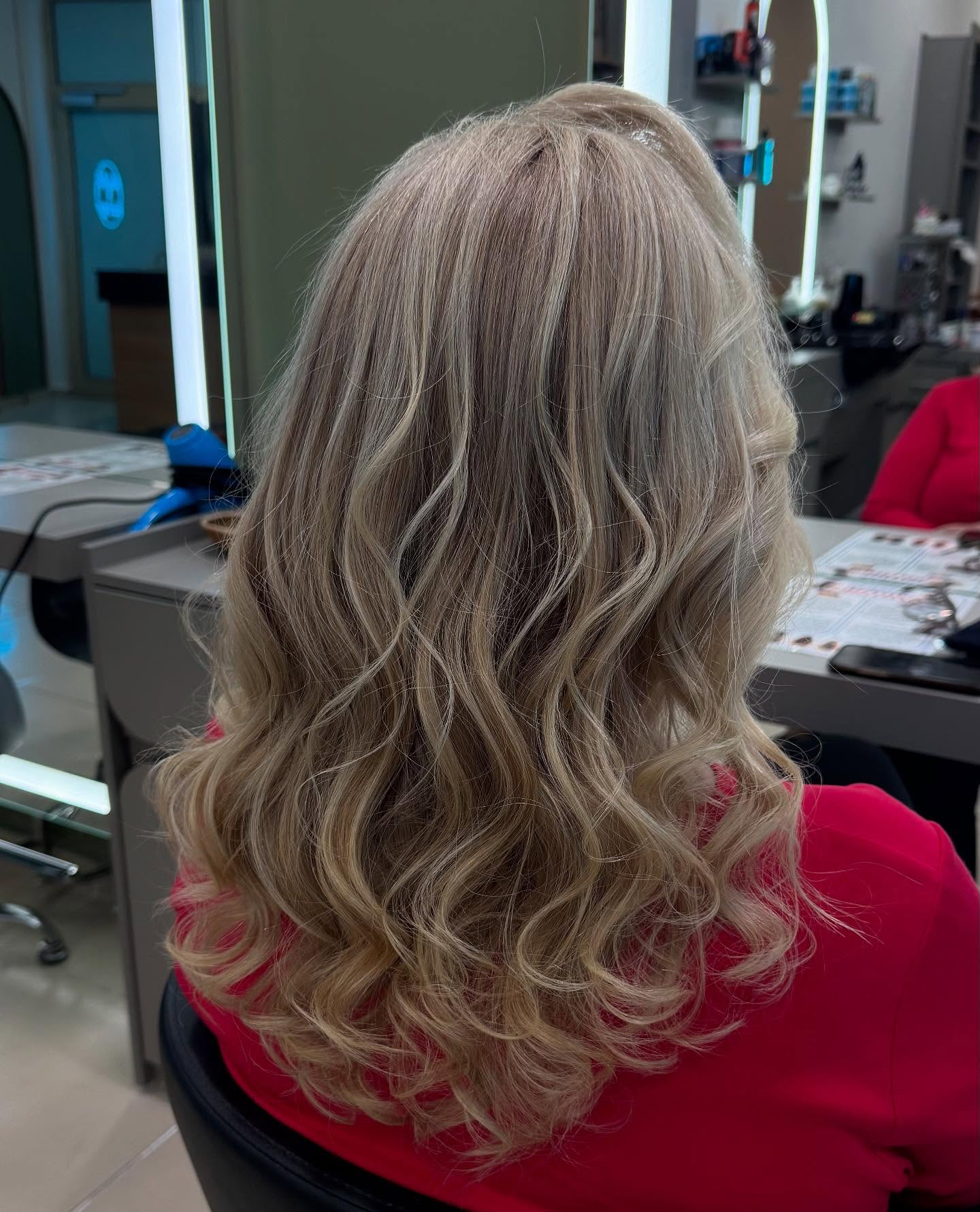 Soft Layered Waves with Subtle Highlights