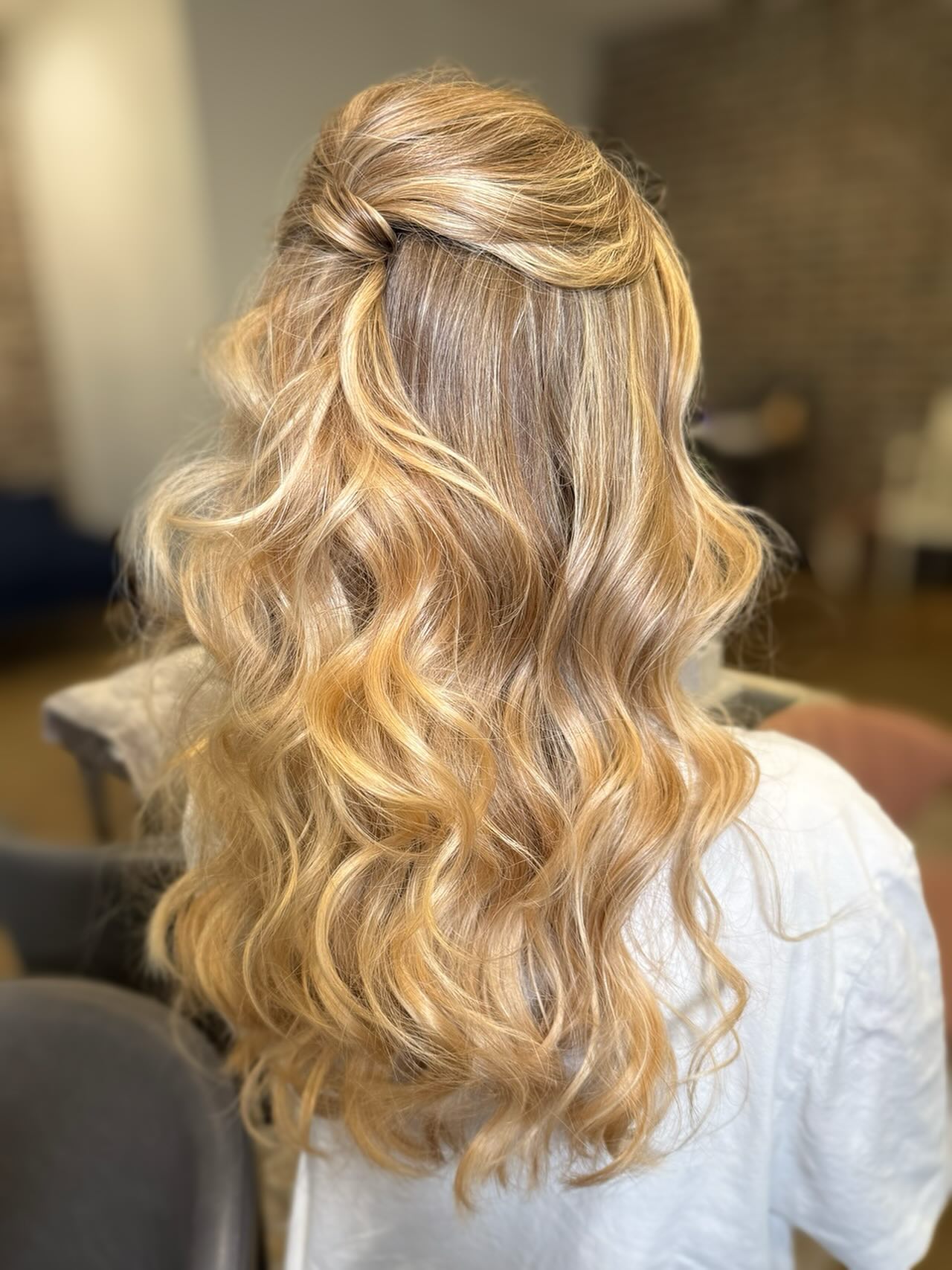 Volume-Boosting Half-Up Blonde Waves