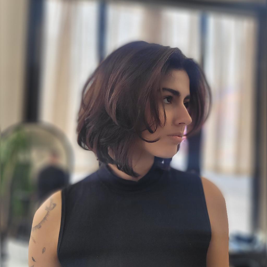 Dynamic Brunette Bob with Soft Wave Layers