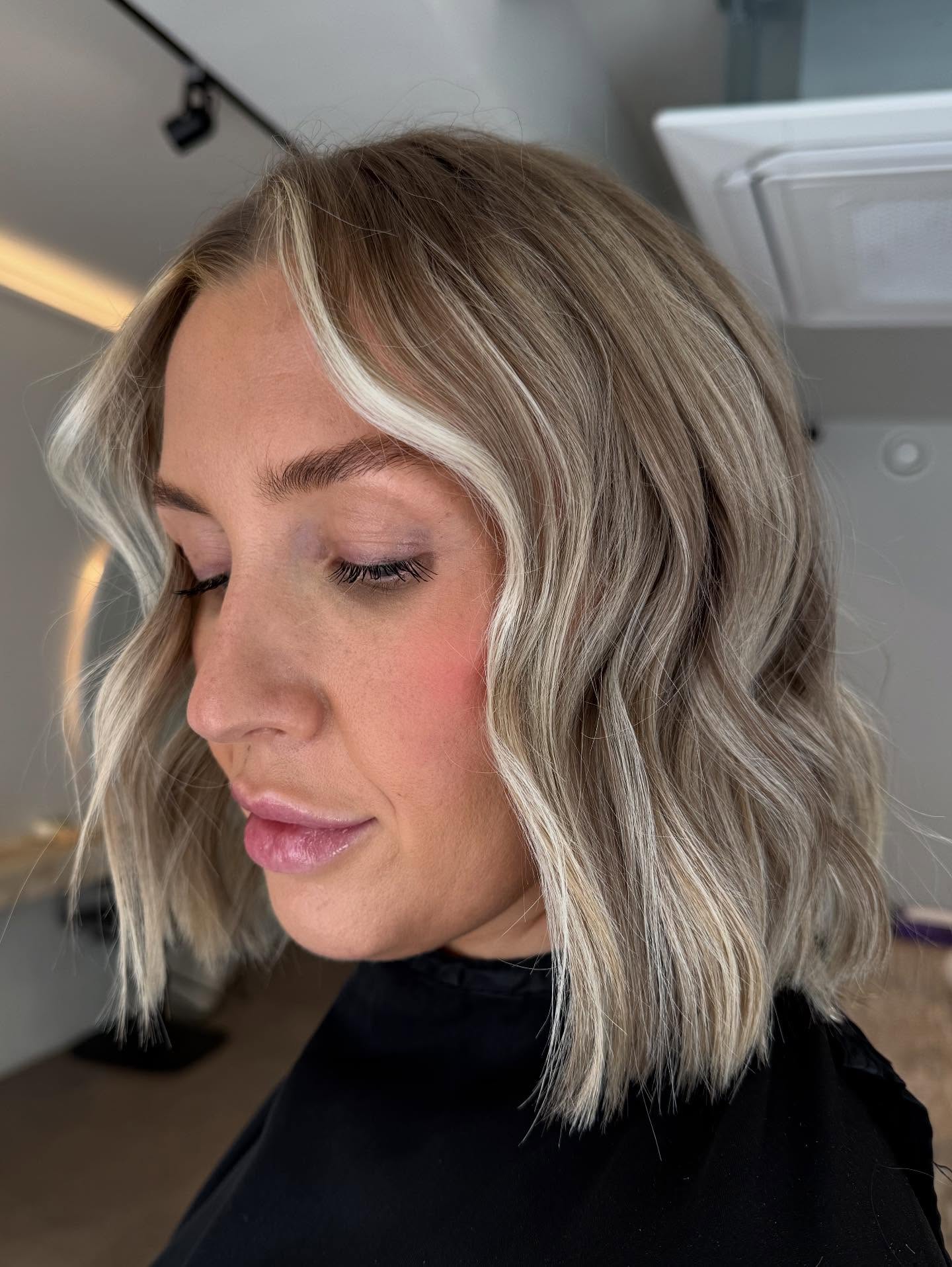 Chic Beachy Soft-Wave Bob with Luminous Highlights