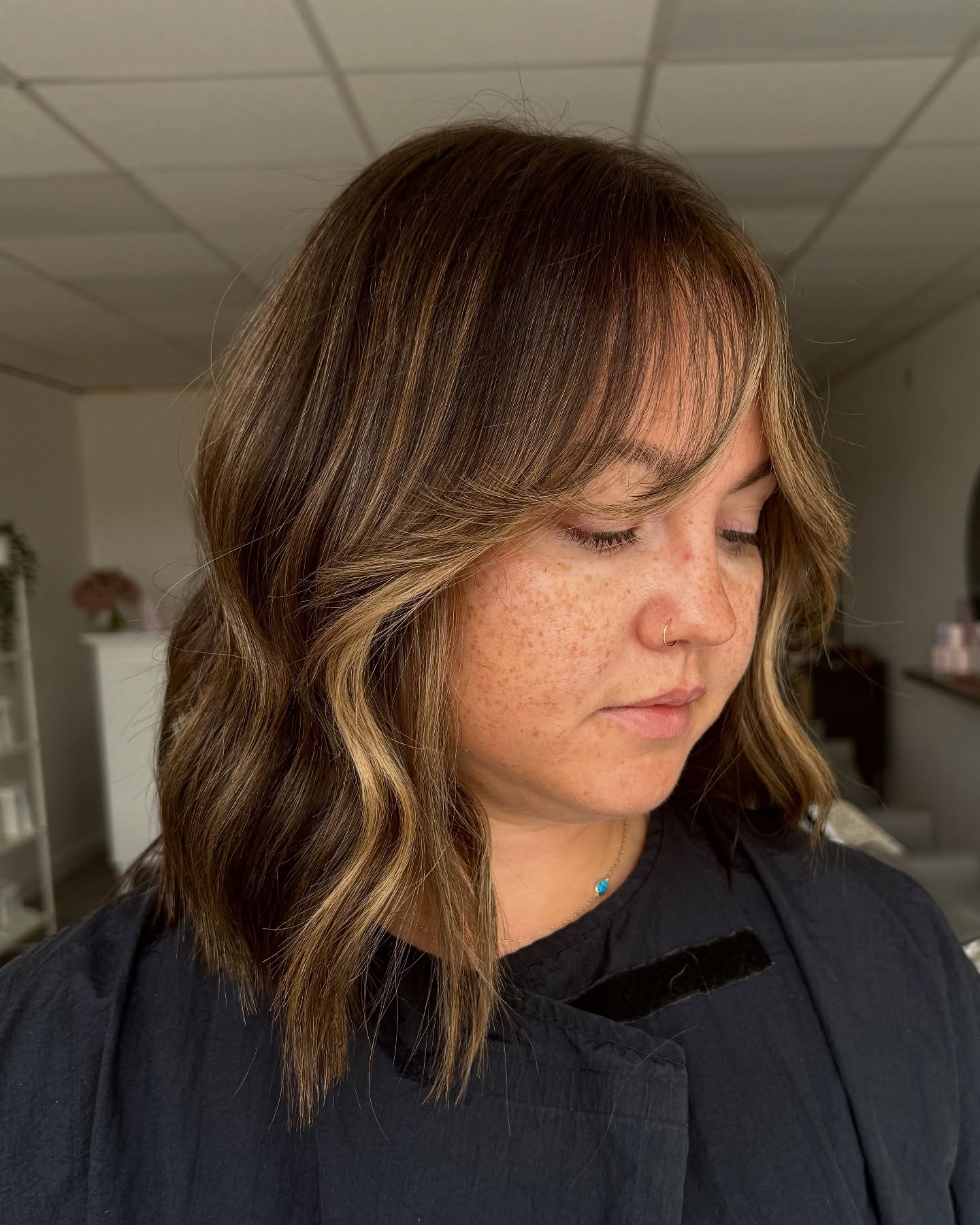 Chic Textured Waves with Face-Framing Highlights
