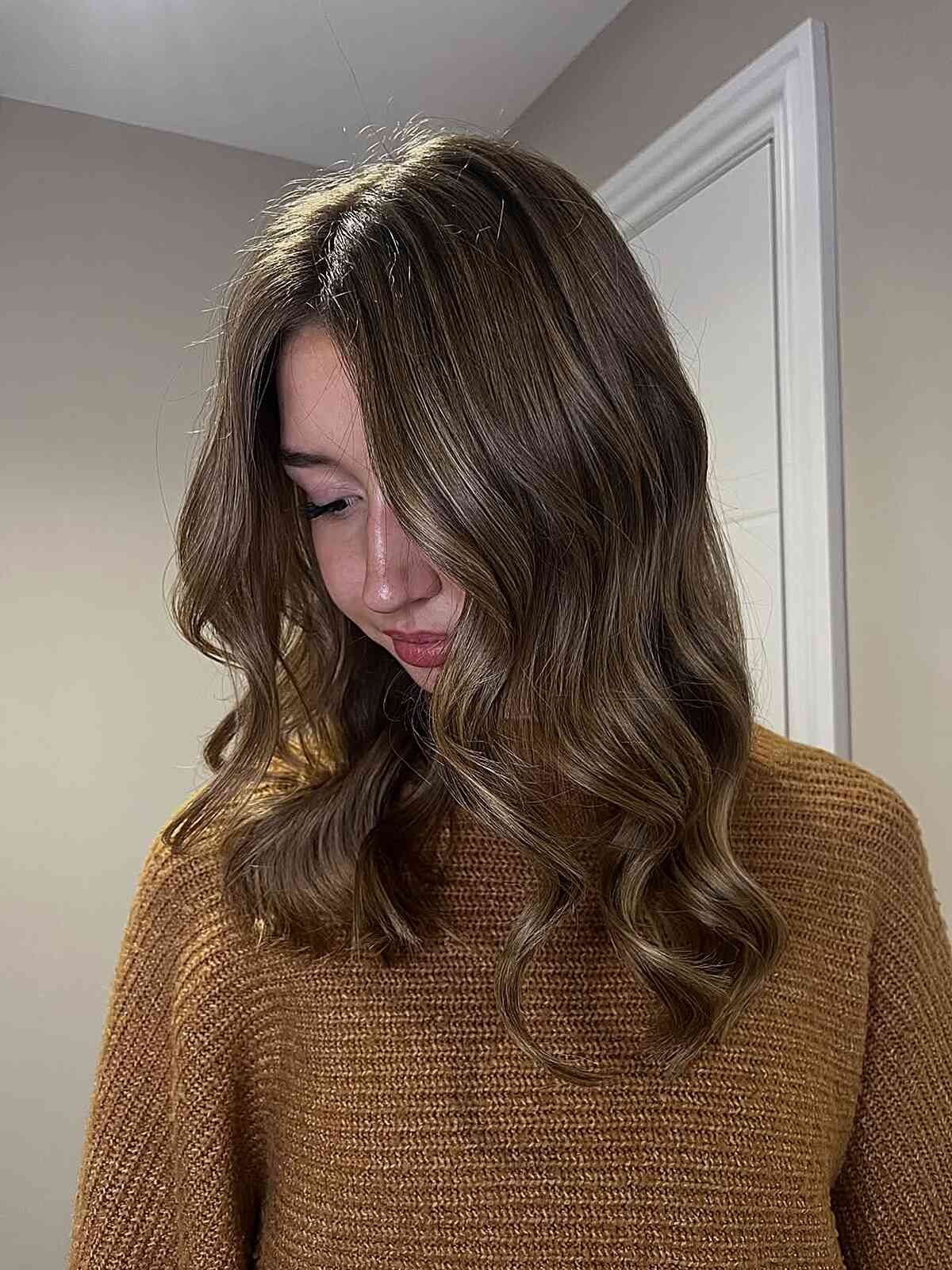 Soft Wavy Mid-Length Hair with Rich Highlights