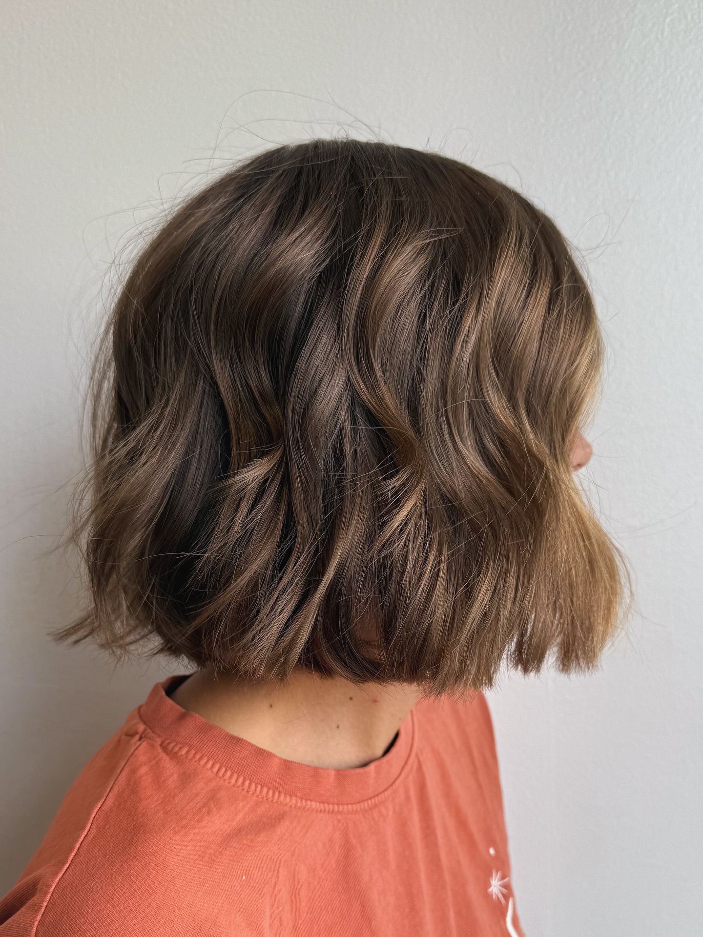 Textured Soft-Wave Bob with Sun-Kissed Highlights