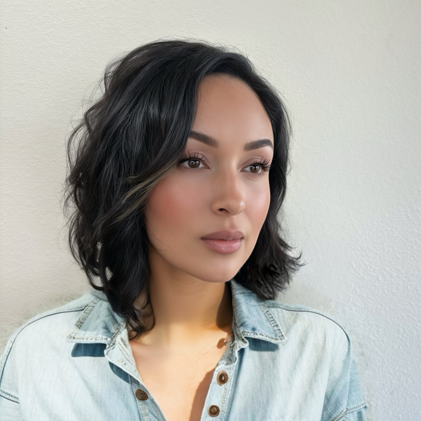 Textured Wavy Lob with Subtle Highlights for Fine Hair