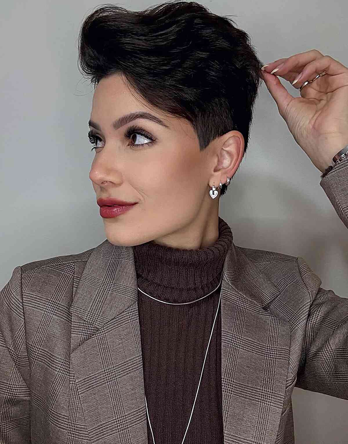 Chic Textured Pixie Cut with Edgy Layers