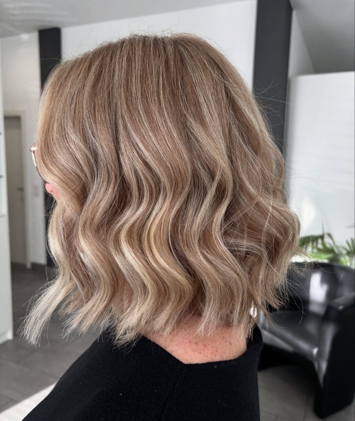 Chic Soft Beige Waves with Subtle Highlights