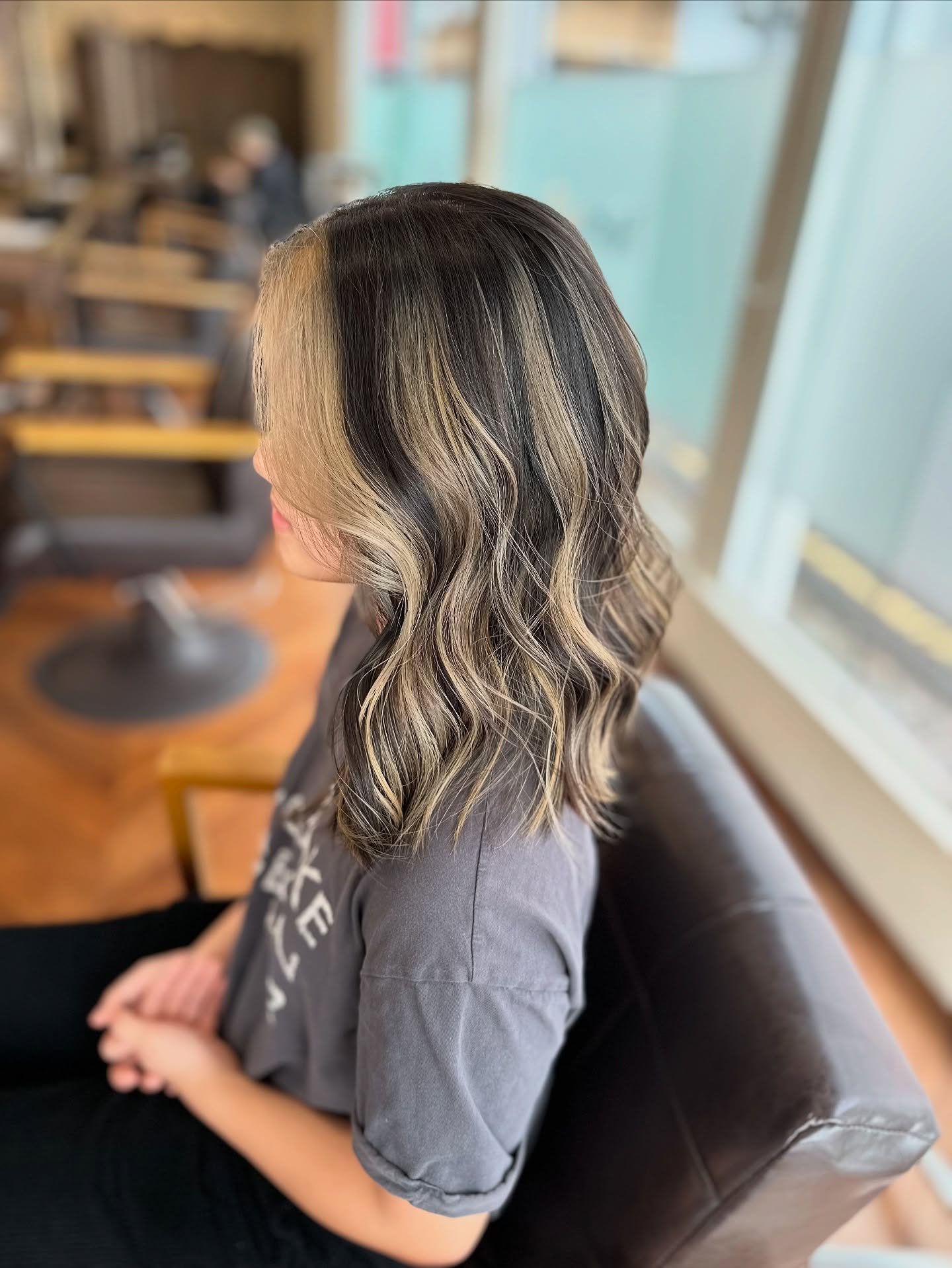 Chic Wavy Lob with Caramel Highlights