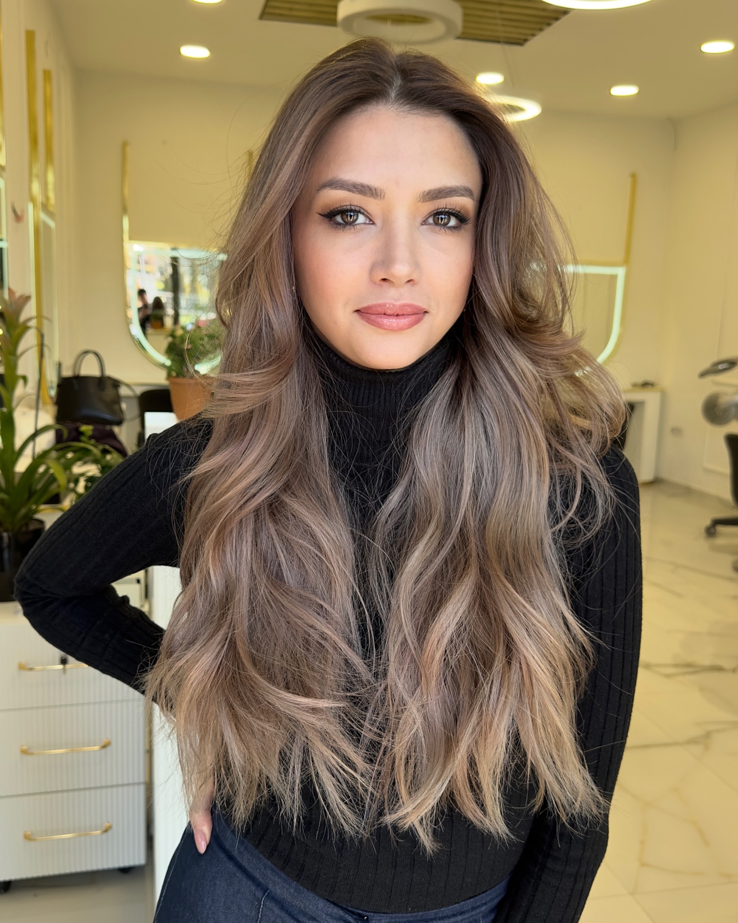 Soft Beige Waves with Subtle Highlights