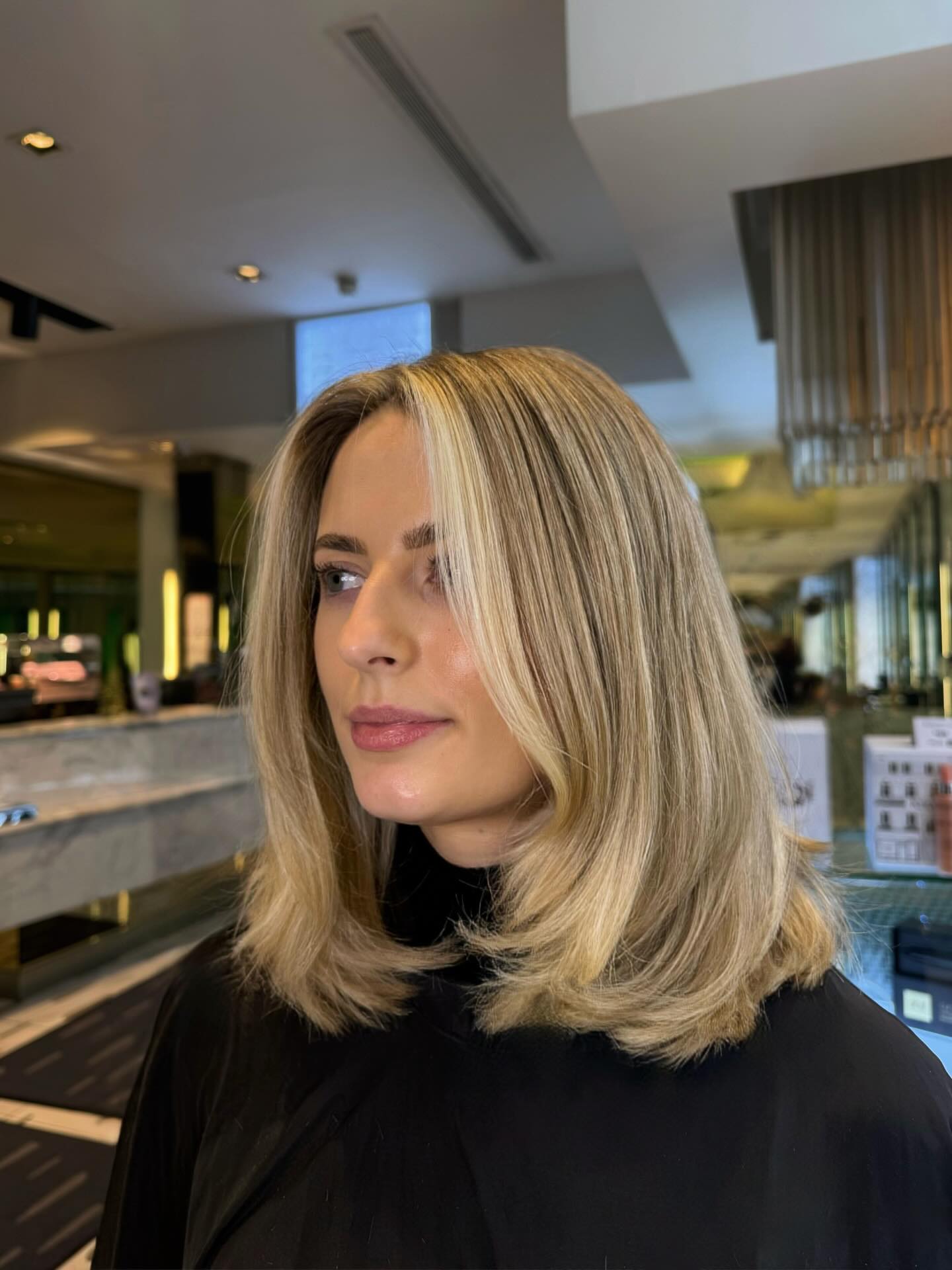Chic Layered Shoulder-Length Cut with Subtle Highlights