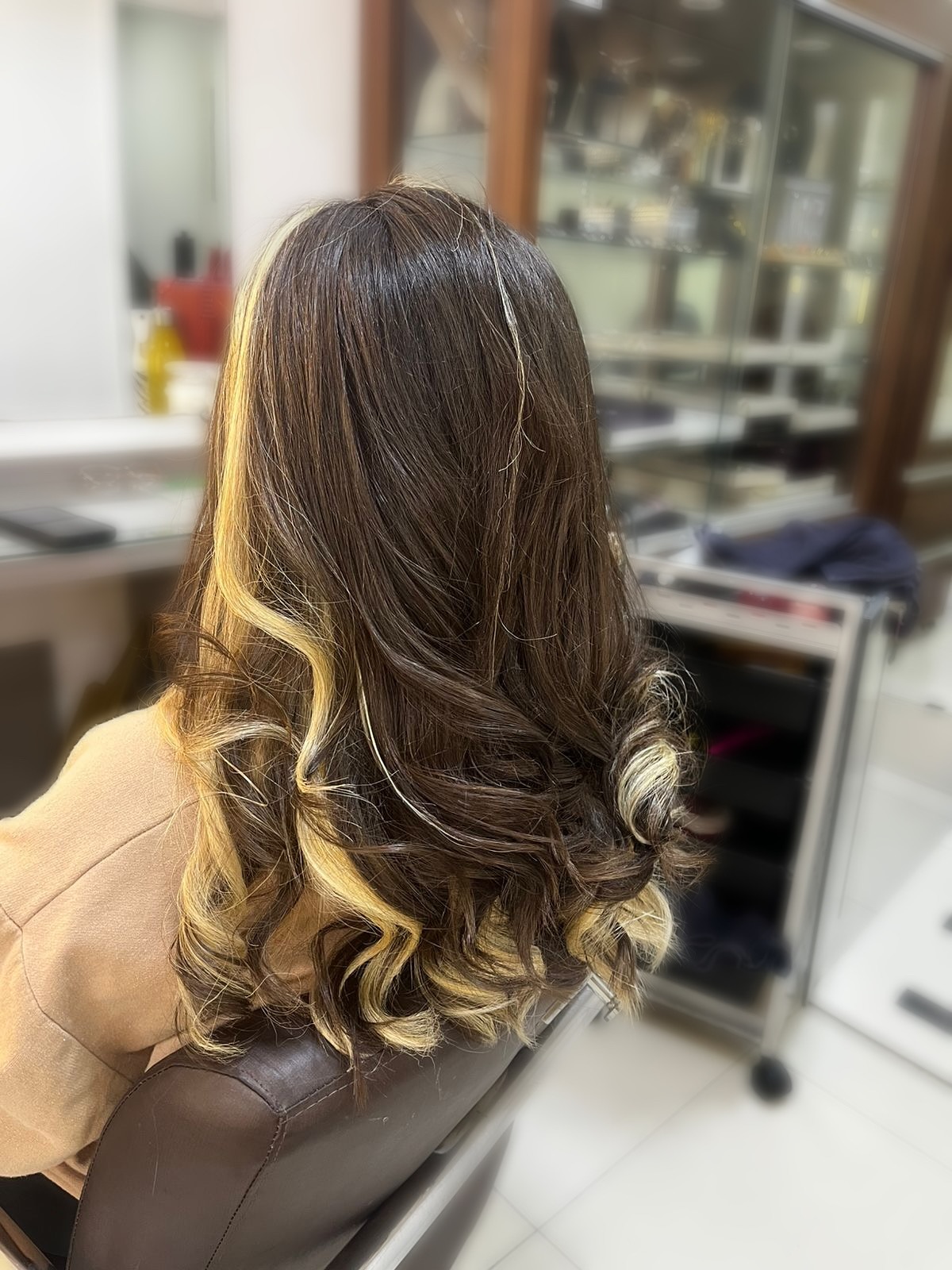 Dynamic Curls with Bold Caramel Highlights