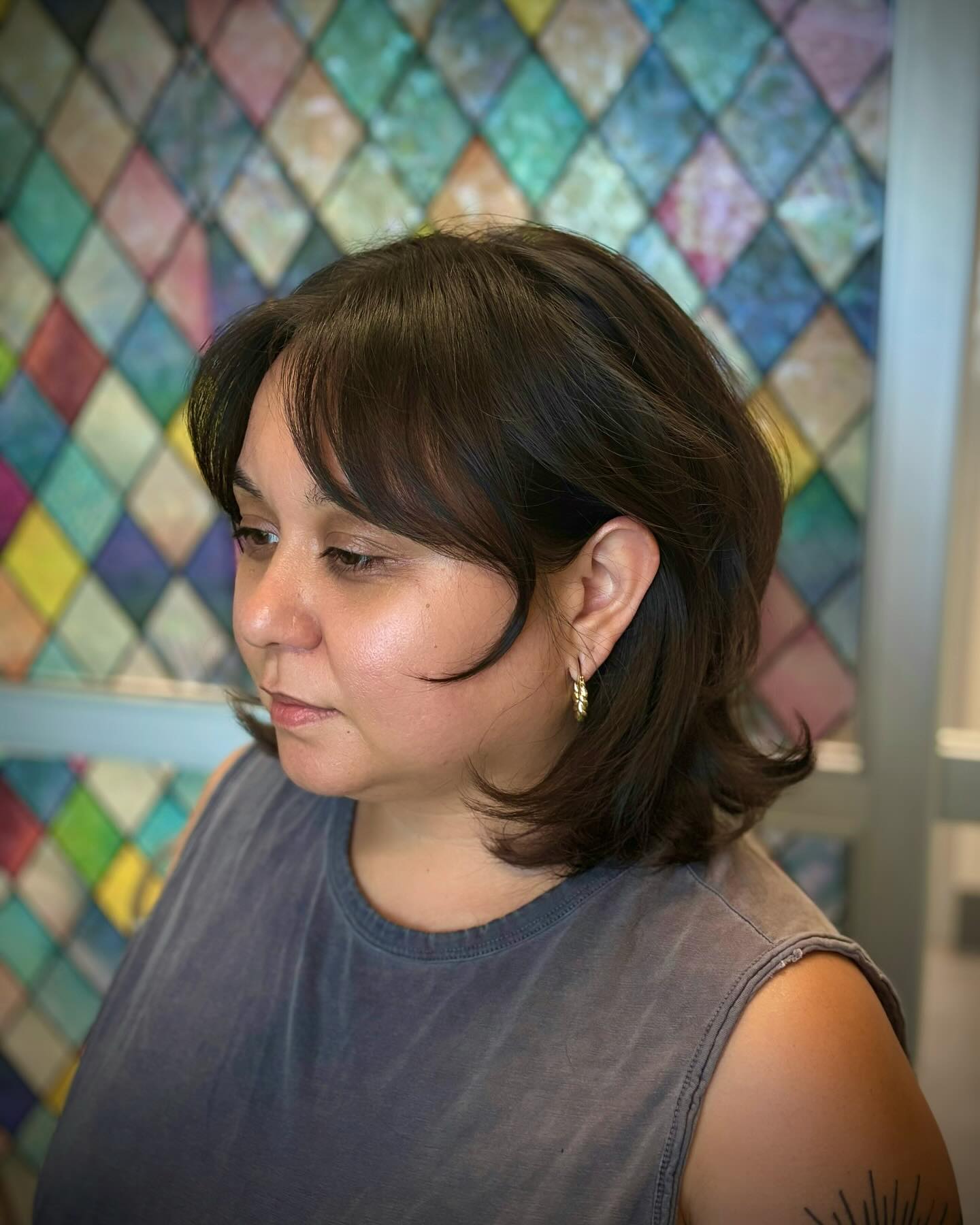 Modern Layered Shoulder-Length Cut with Subtle Face-Framing Tendrils