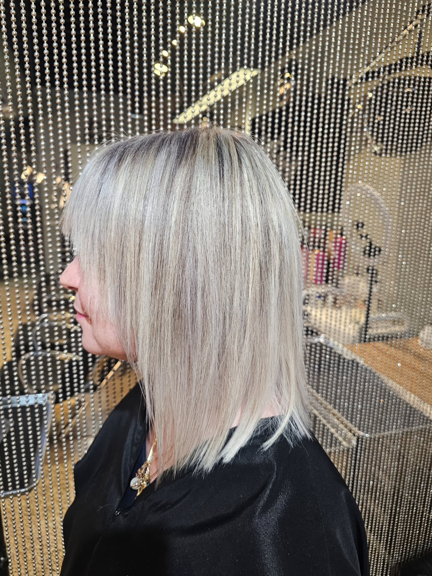 Modern Layered Shoulder-Length Cut with Subtle Highlights