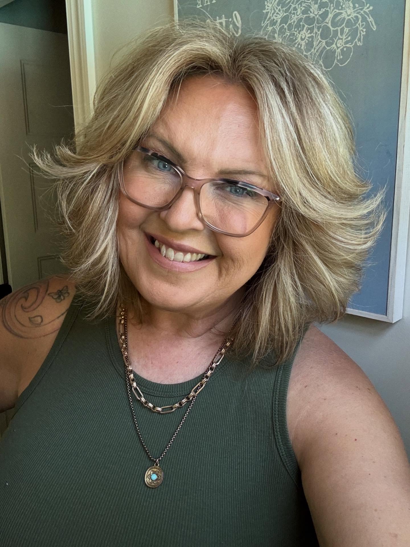 Soft Layered Shoulder-Length Hair with Face-Framing Highlights