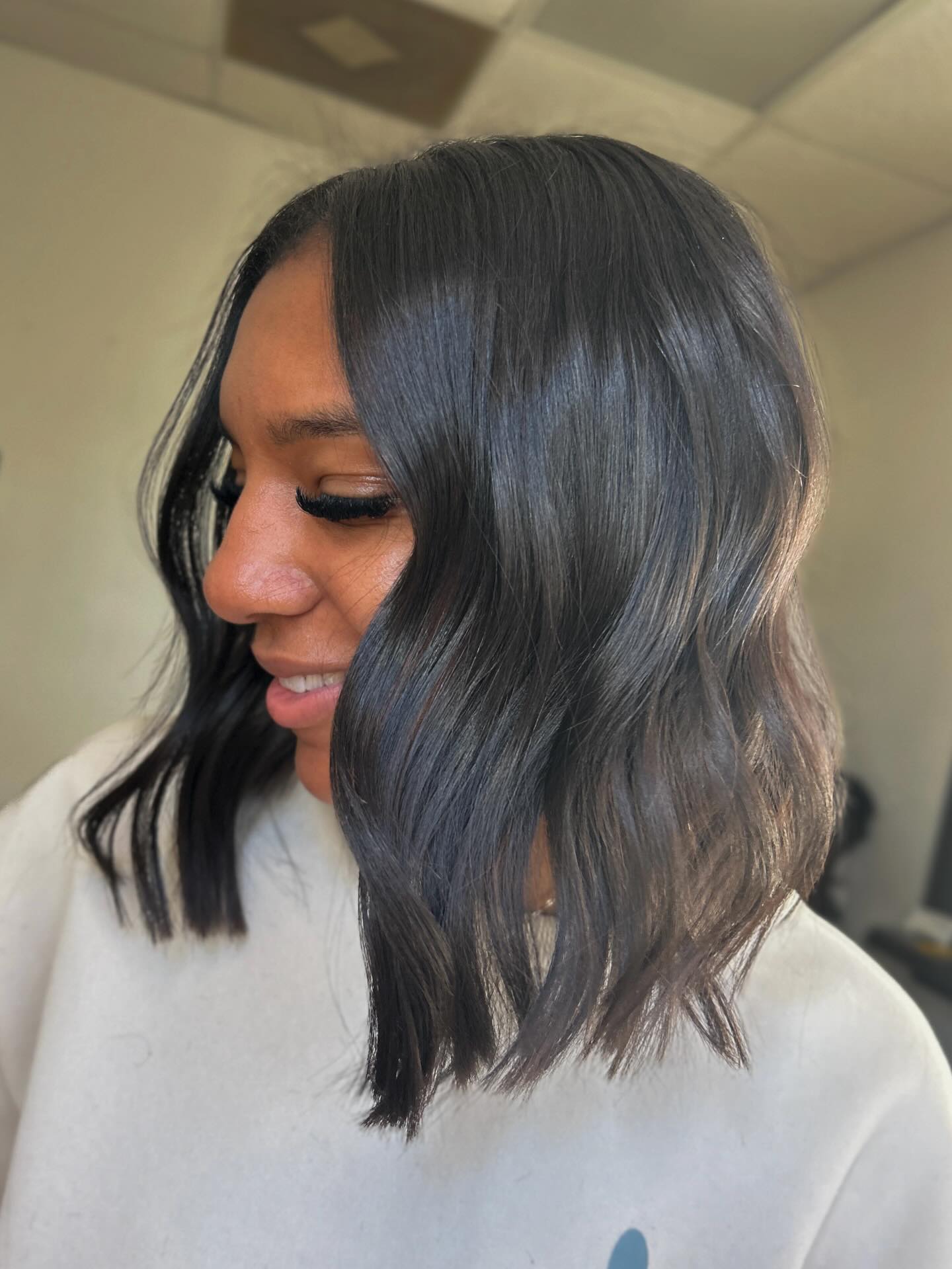 Stylish Layered Shoulder-Length Cut with Soft Waves