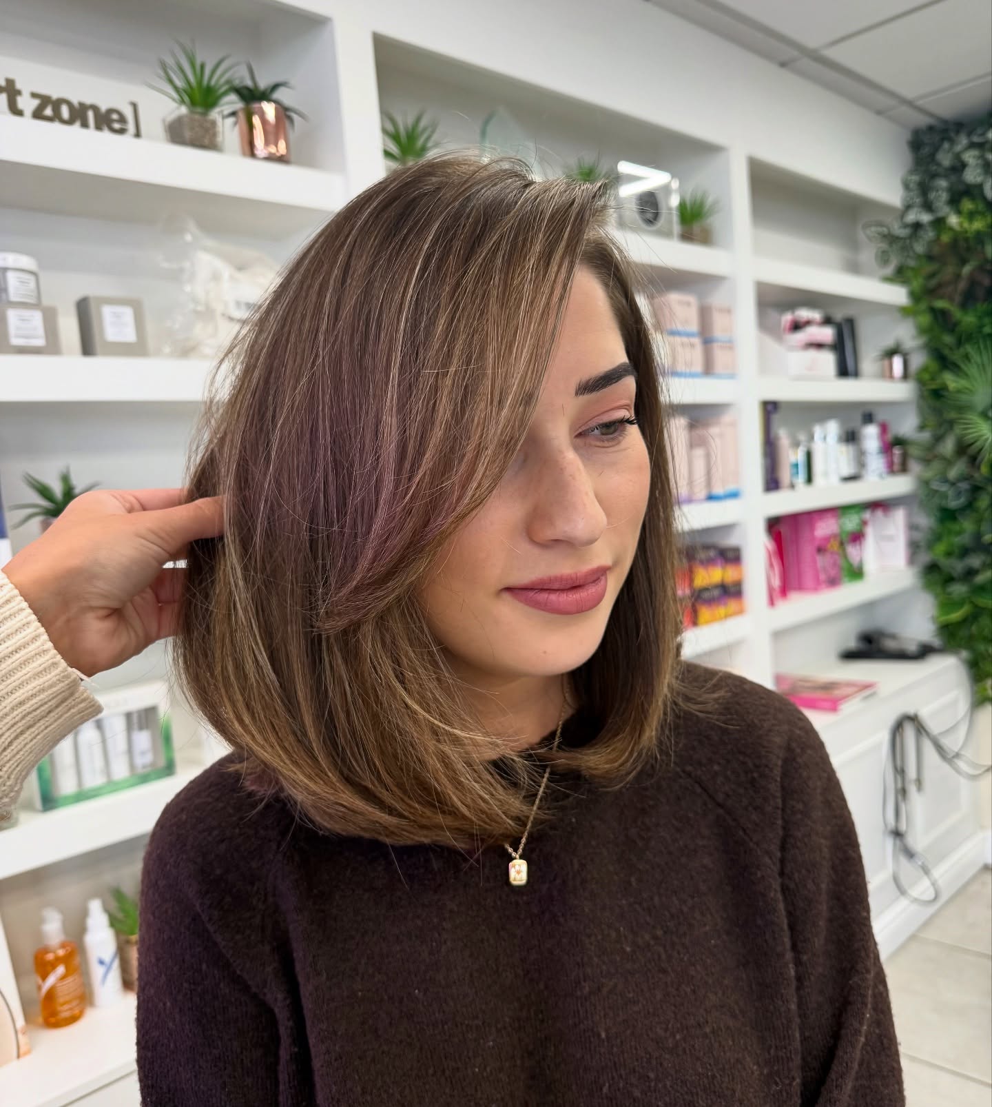 Stylish Layered Shoulder-Length Cut with Subtle Highlights