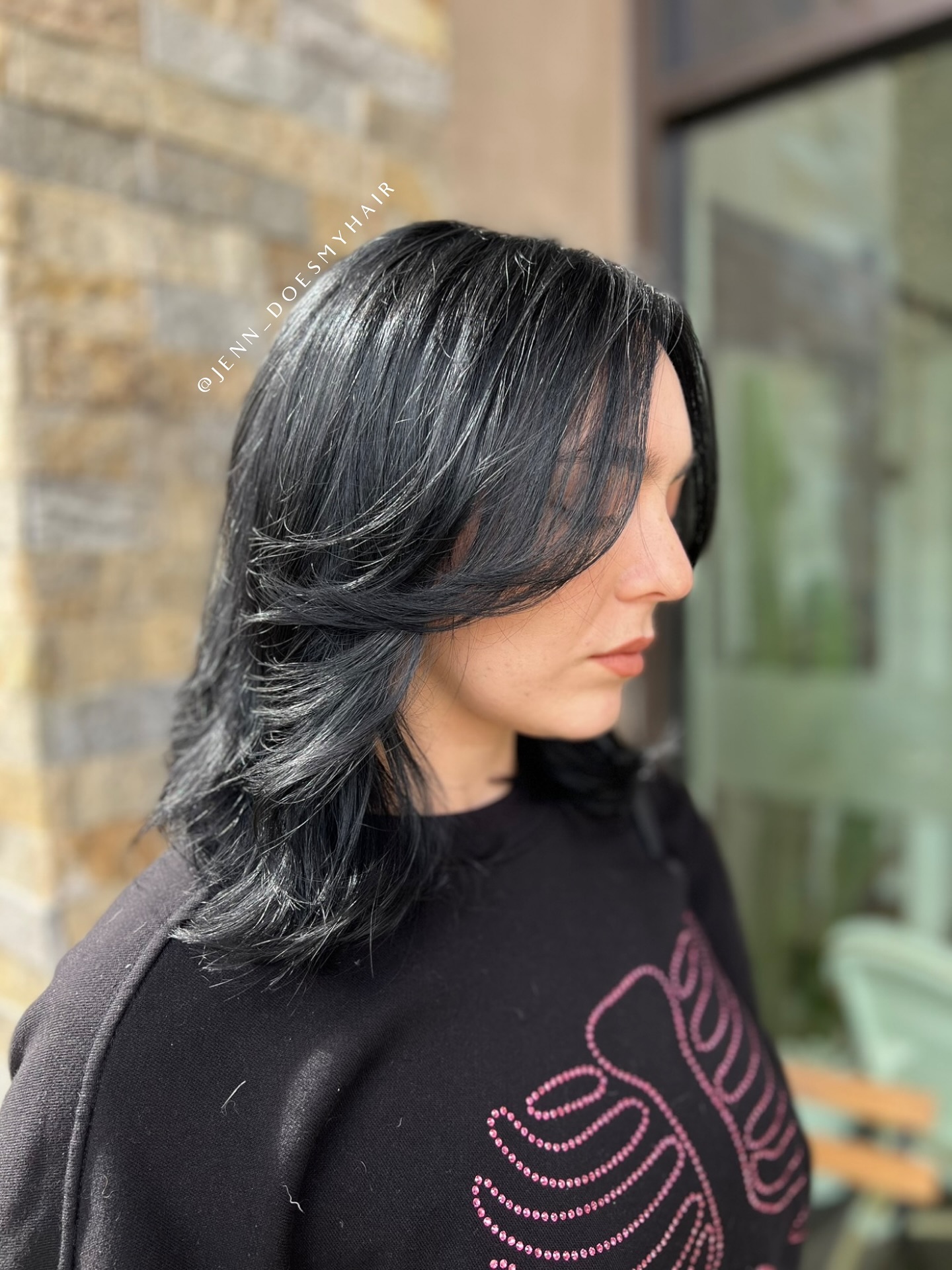 Stylish Layered Shoulder-Length Hair with Natural Movement