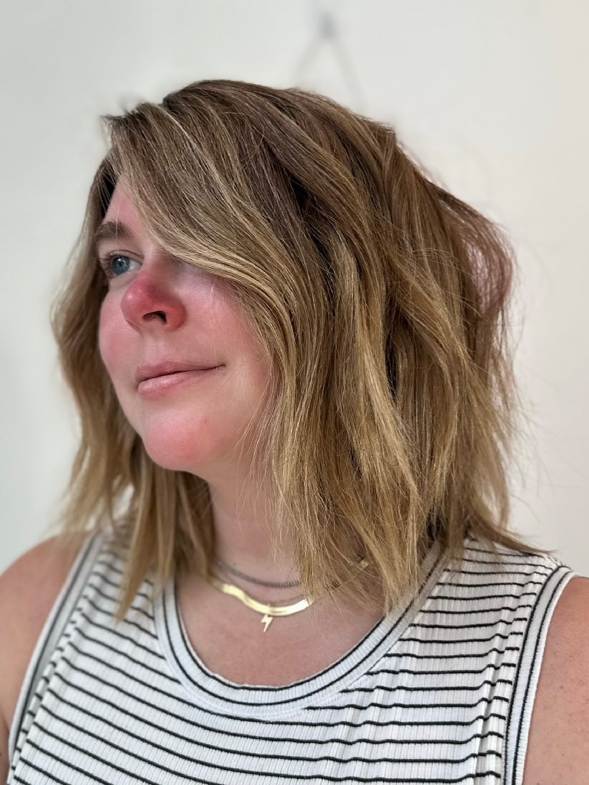 Textured Layered Shoulder-Length Hair with Soft Waves