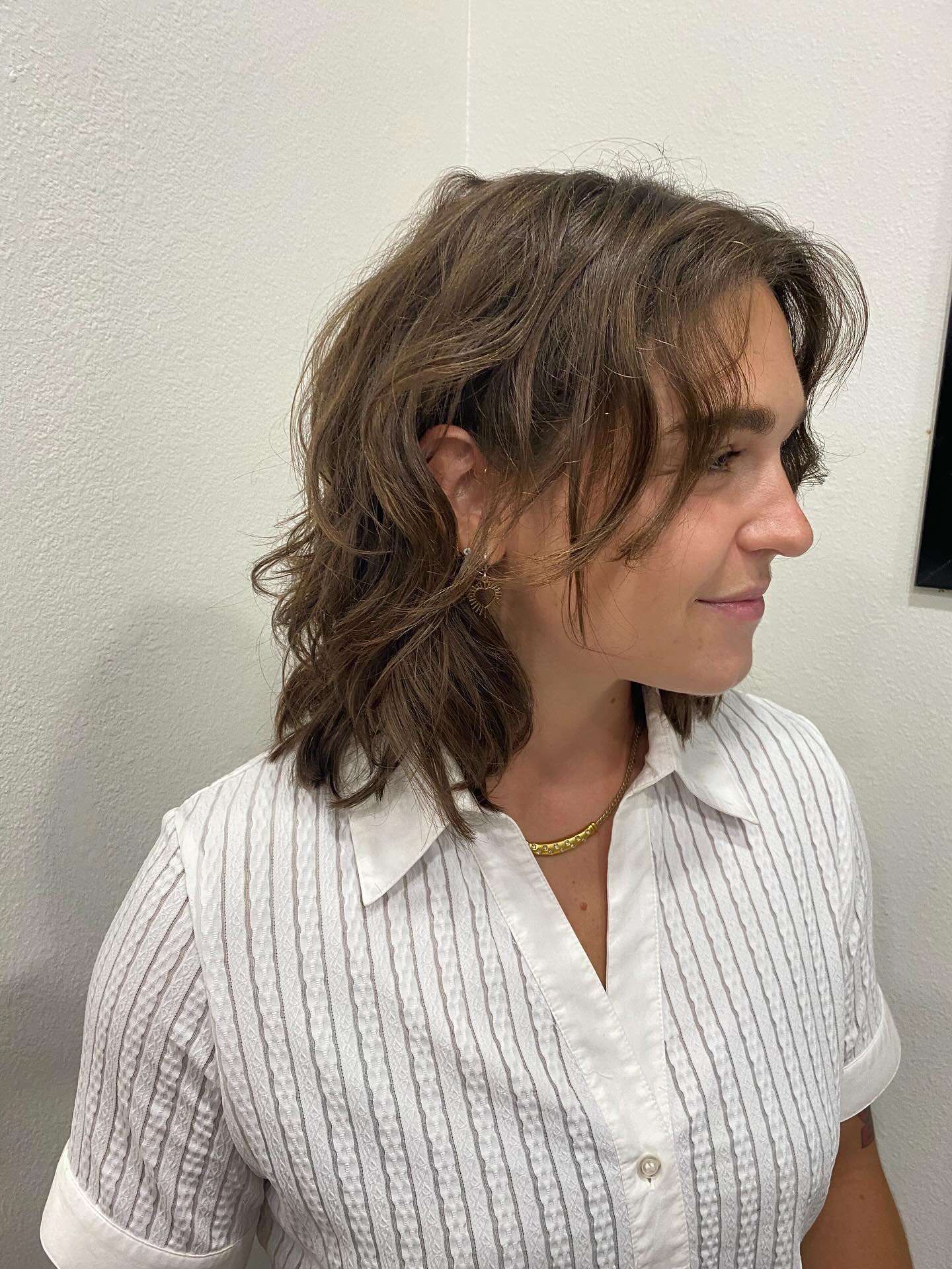 Textured Shoulder-Length Haircut with Soft Waves