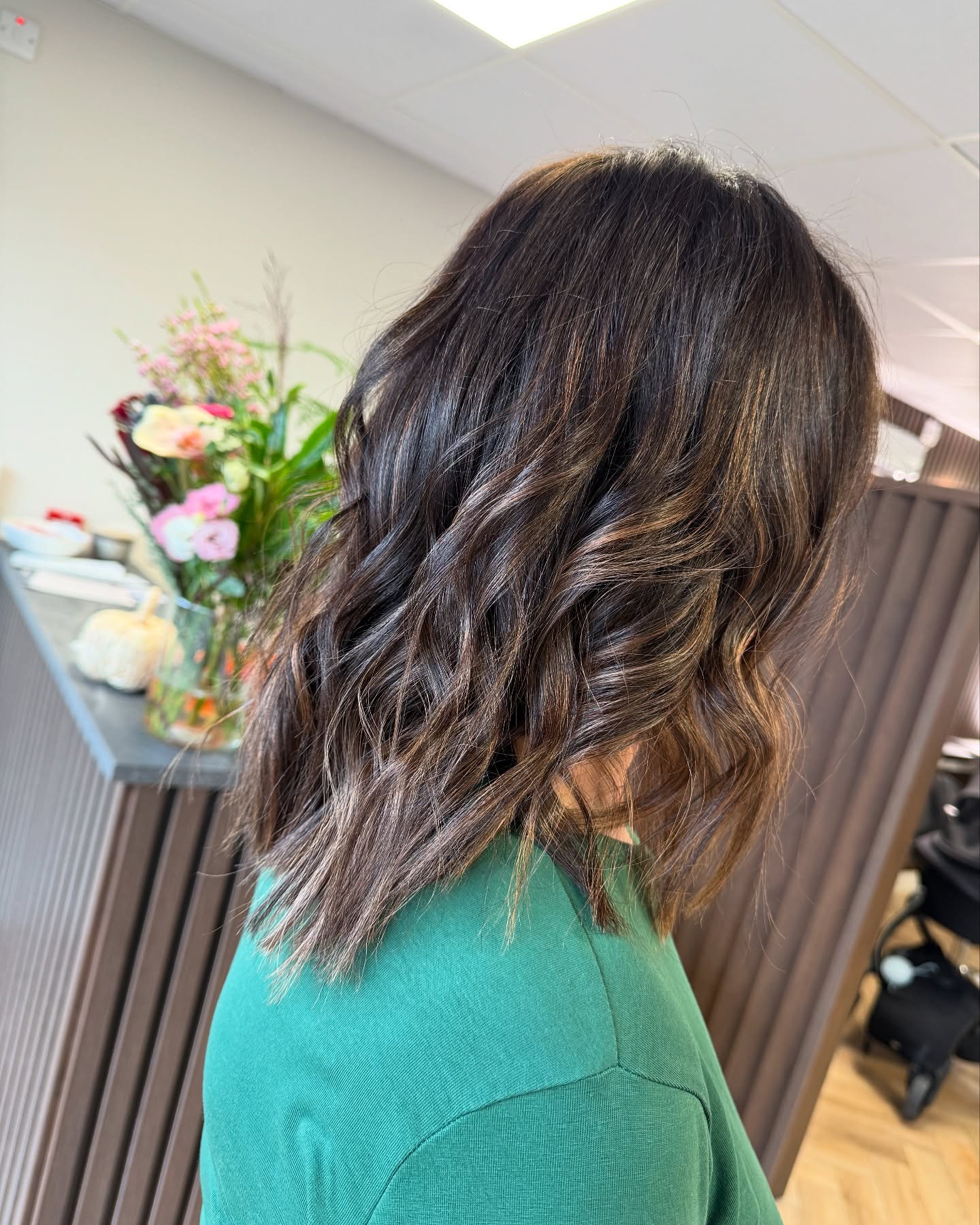 Chic Textured Wavy Lob with Subtle Balayage