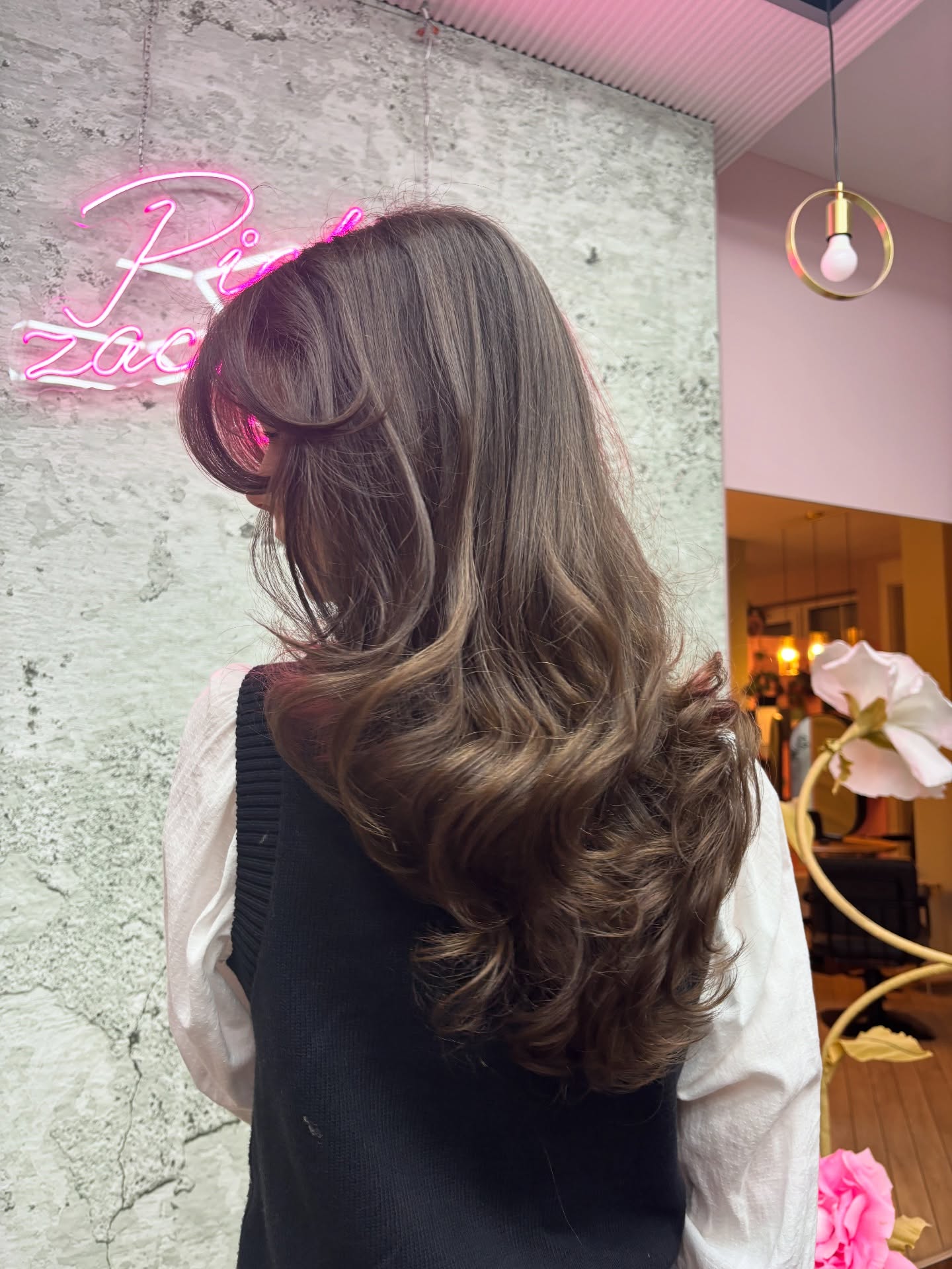 Elegant Soft Waves with Subtle Color Dimensions