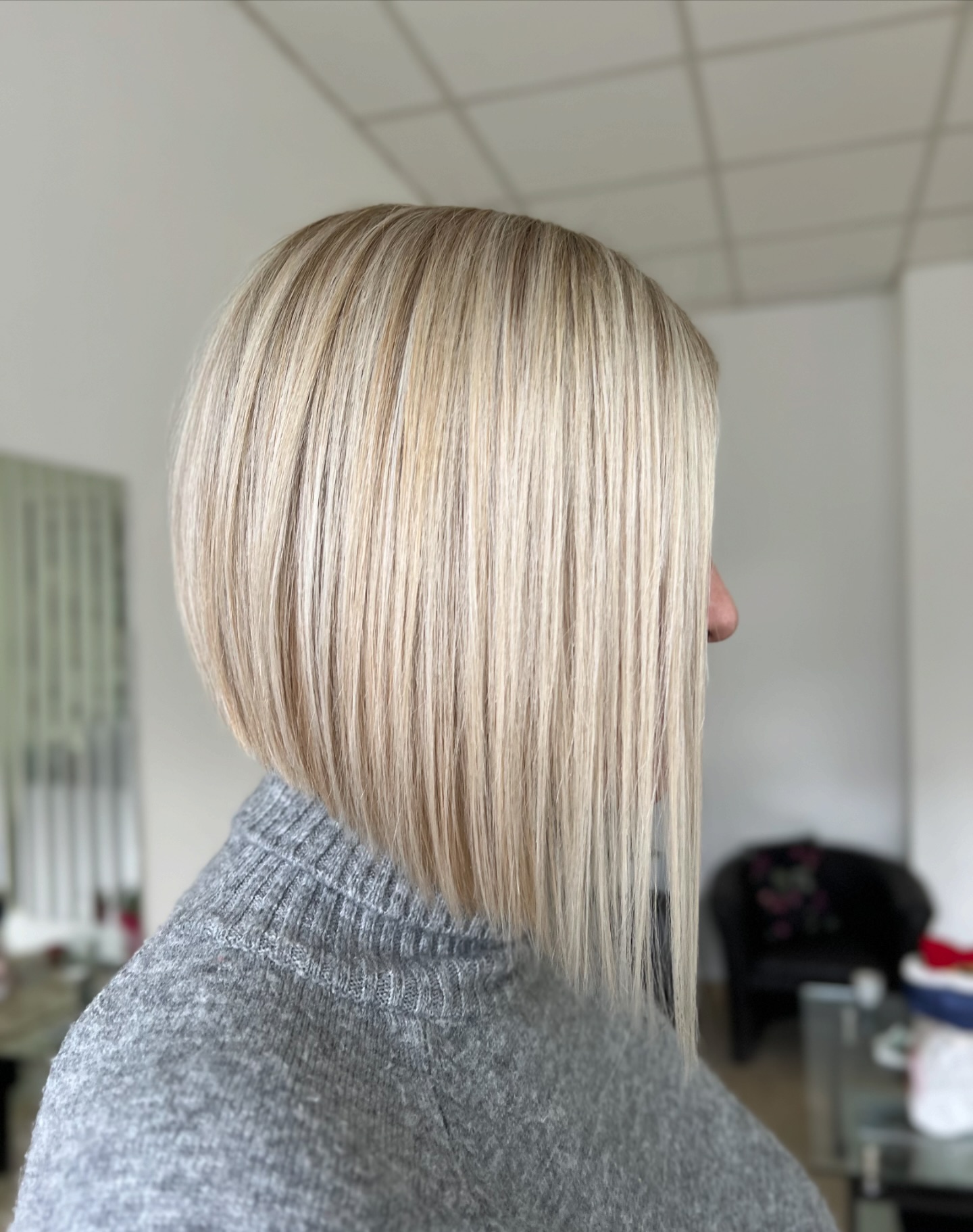 Polished Blunt Lob with Subtle Shine