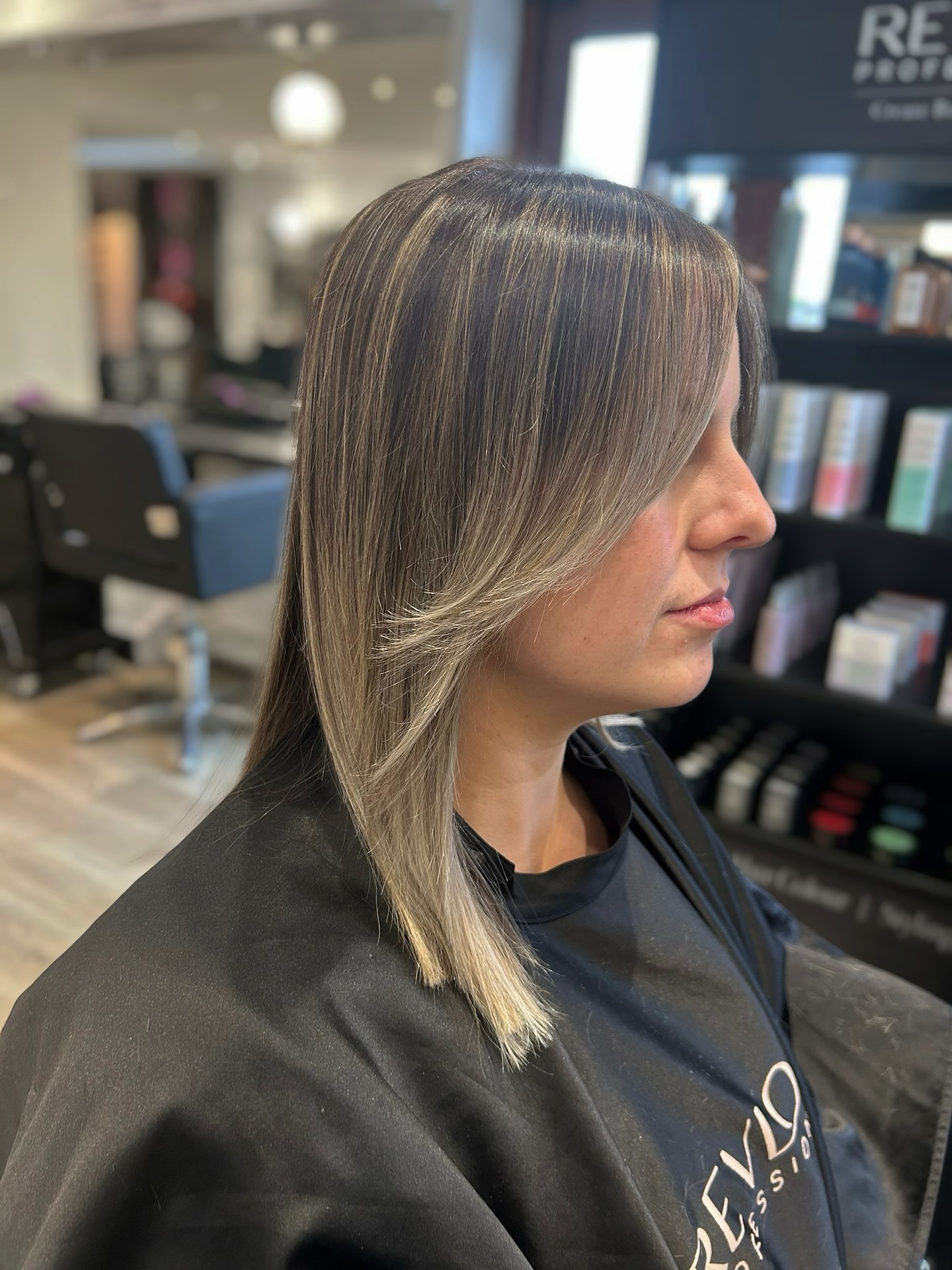 Ash-Beige Angled Lob with Feathered Face‑Framing Slices