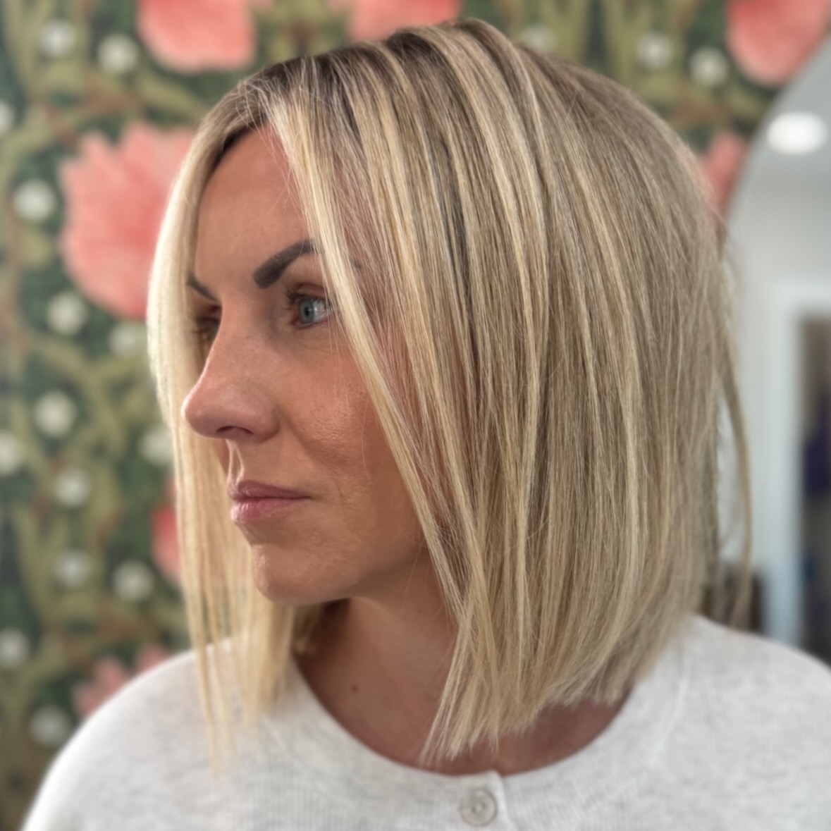 Blunt Angled Collarbore Lob with Subtle Face-Framing Babylights