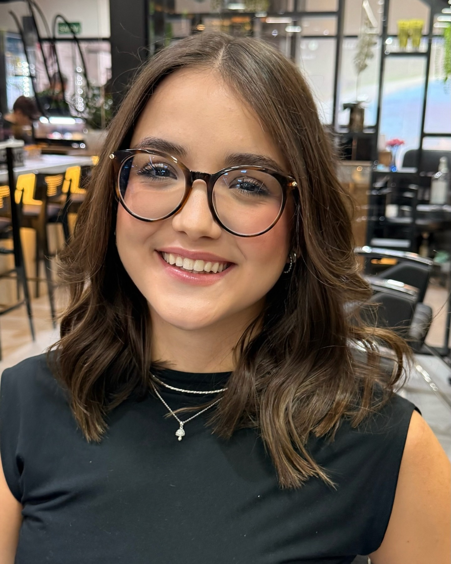 Glass-Friendly Shoulder-Grazing Soft Lob with Chin-Length Face-Framing